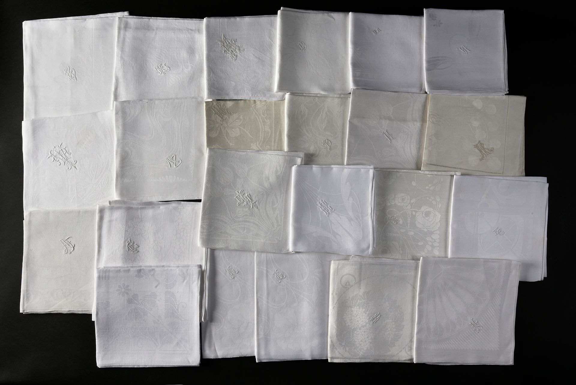 Null 大马士革餐巾纸，约1900年和1930年。
20张具有美丽的新艺术设计的餐巾纸：3对2张餐巾纸和其他14张具有不同设计的餐巾纸，我们附上4张具有不同装&hellip;