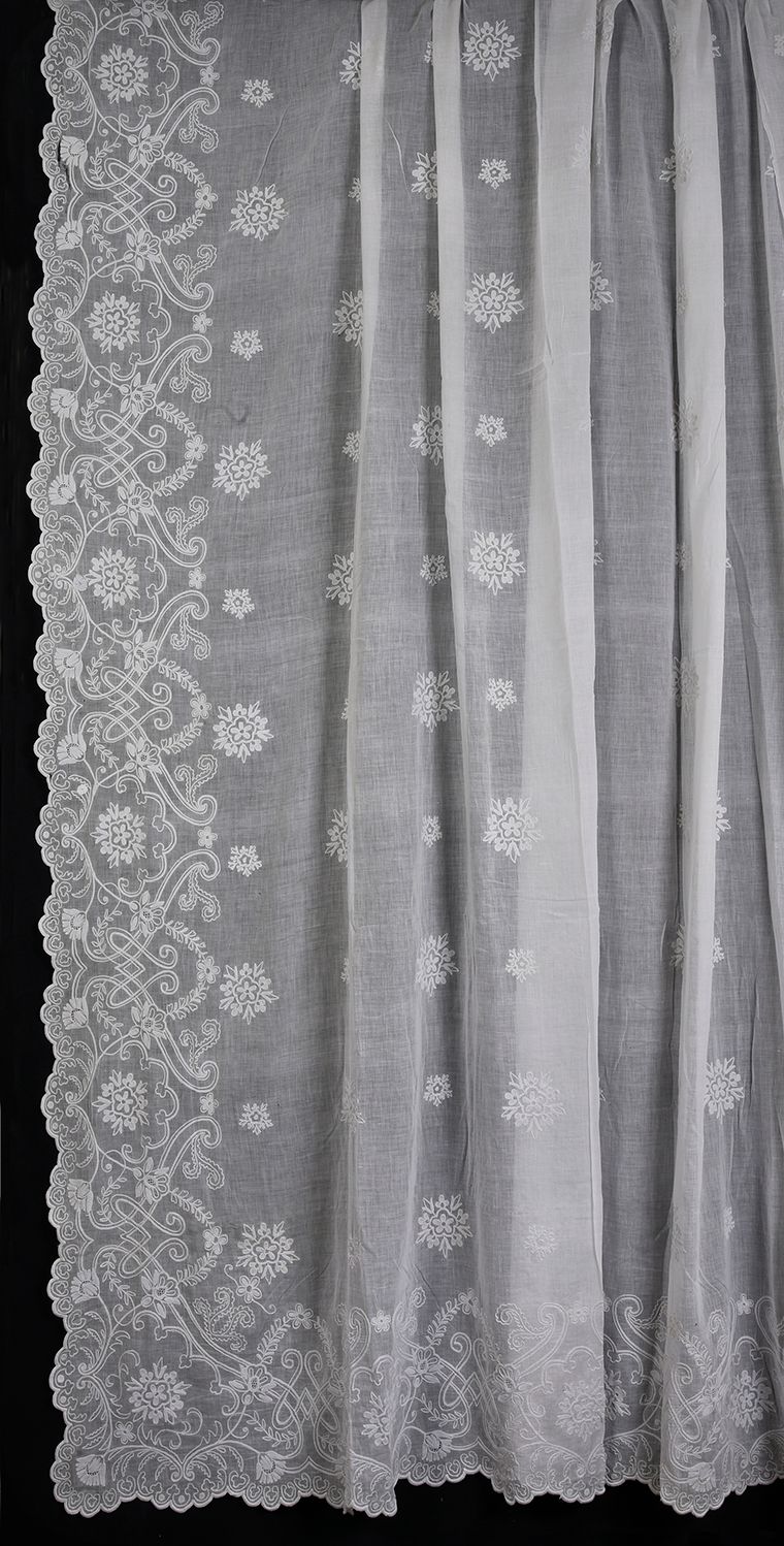 Null 一对康利的大百叶窗，19世纪下半叶。
棉质薄纱，手工链缝刺绣，镜面上有相同的装饰，大的楣子上有盛开的叶子和花朵，在底部有花朵和叶子。尺寸：3.35米 &hellip;