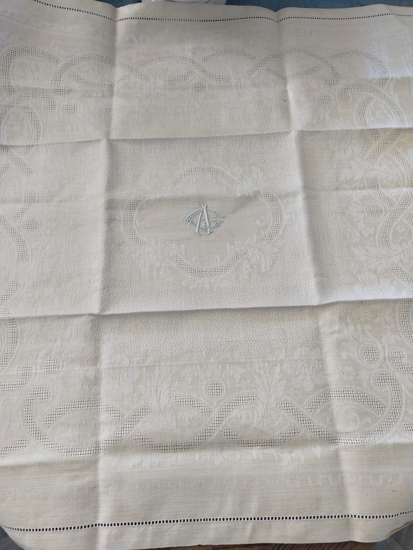 Null 12条毛巾套装，20世纪上半叶。
12条大马士革棉布毛巾，装饰有双绞线和叶子，中间绣有AG。(全新状态)