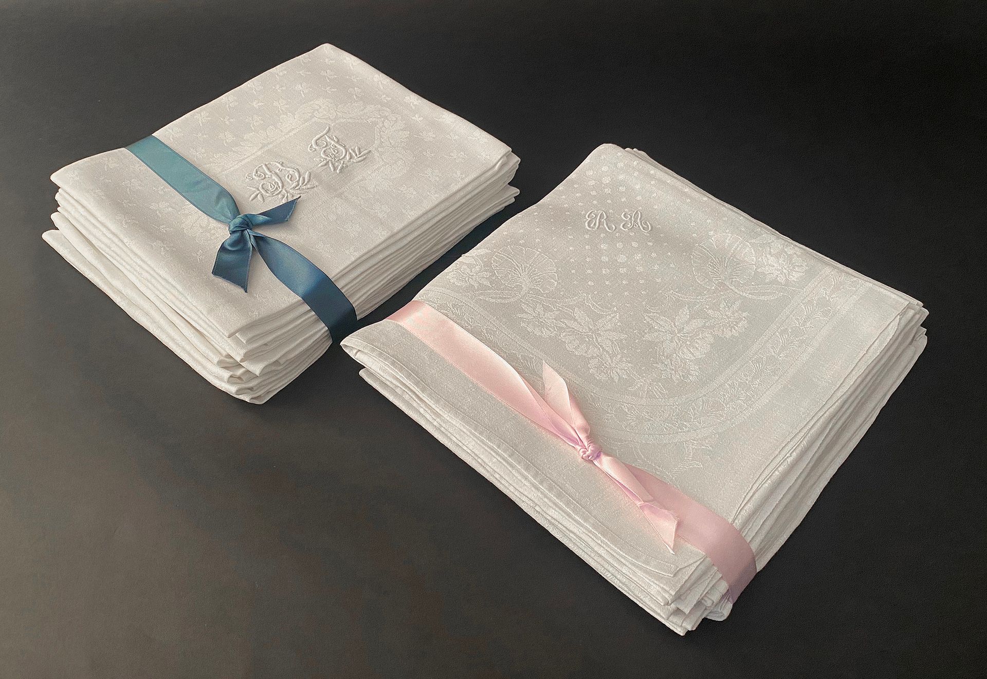 Null Dos conjuntos de servilletas, finales del siglo XIX. 
En damasco de lino, u&hellip;