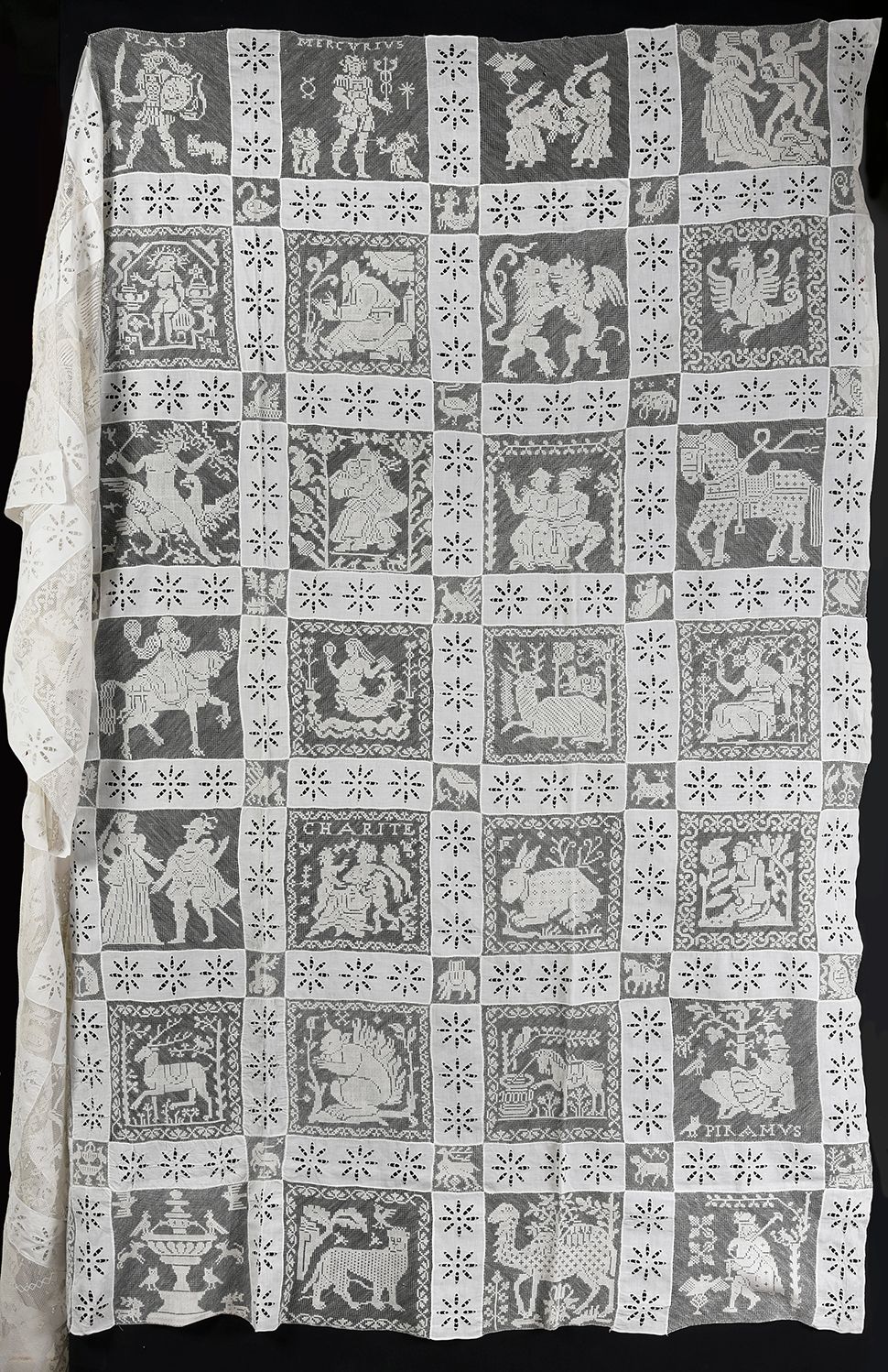 Null 大型动物面板，19世纪末。
由白色刺绣长方形和交替的方块组成的格子板，用细绣网说明动物场景。白色的棉花。Dim. 2,05 m x 1,90 m (g&hellip;