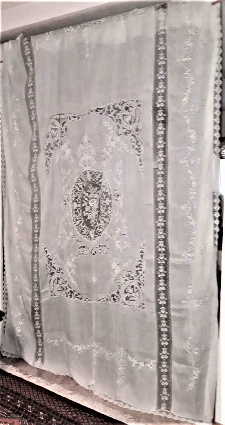 Null Embroidered linen and lace blind, early 20th century.
Beautiful embroidered&hellip;