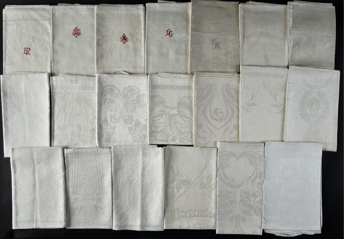Null 20条新的大马士革长茶巾，大约在1900年。
有美丽和多样的装饰，很典型的新艺术，主要是花卉和灵活的分支，非常代表这个时期，大多数绣有白色的人物，一些&hellip;