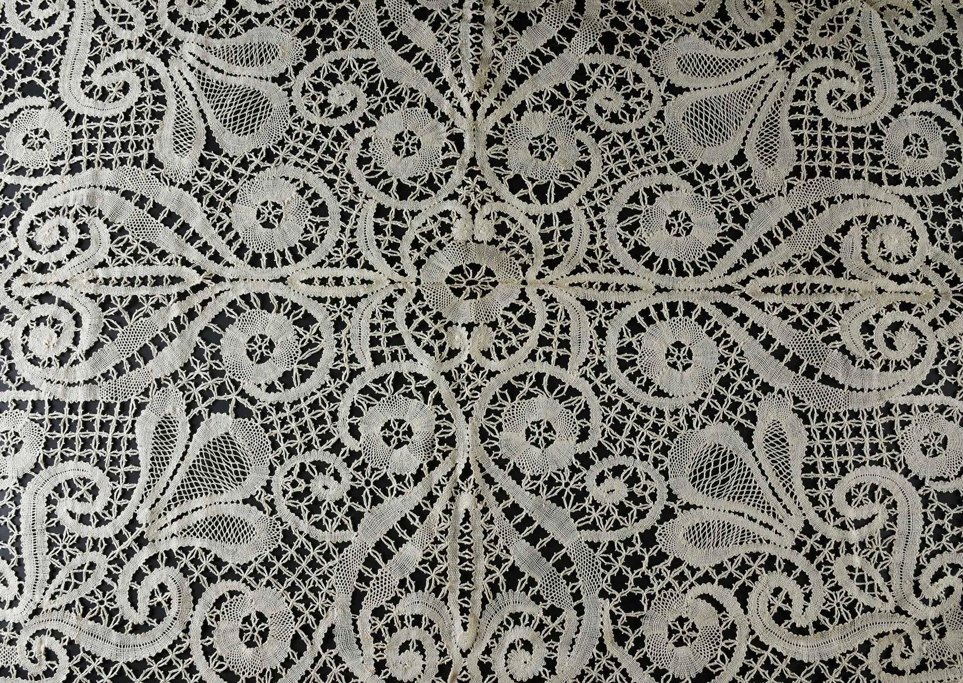 Null 桌布或波纹花边的大面板，比利时，20世纪上半叶。
，与原来的标签一样新，采用未漂白的亚麻布，有一个平衡的装饰，中央的大矩形有百合花的图案，由布卢姆维克&hellip;