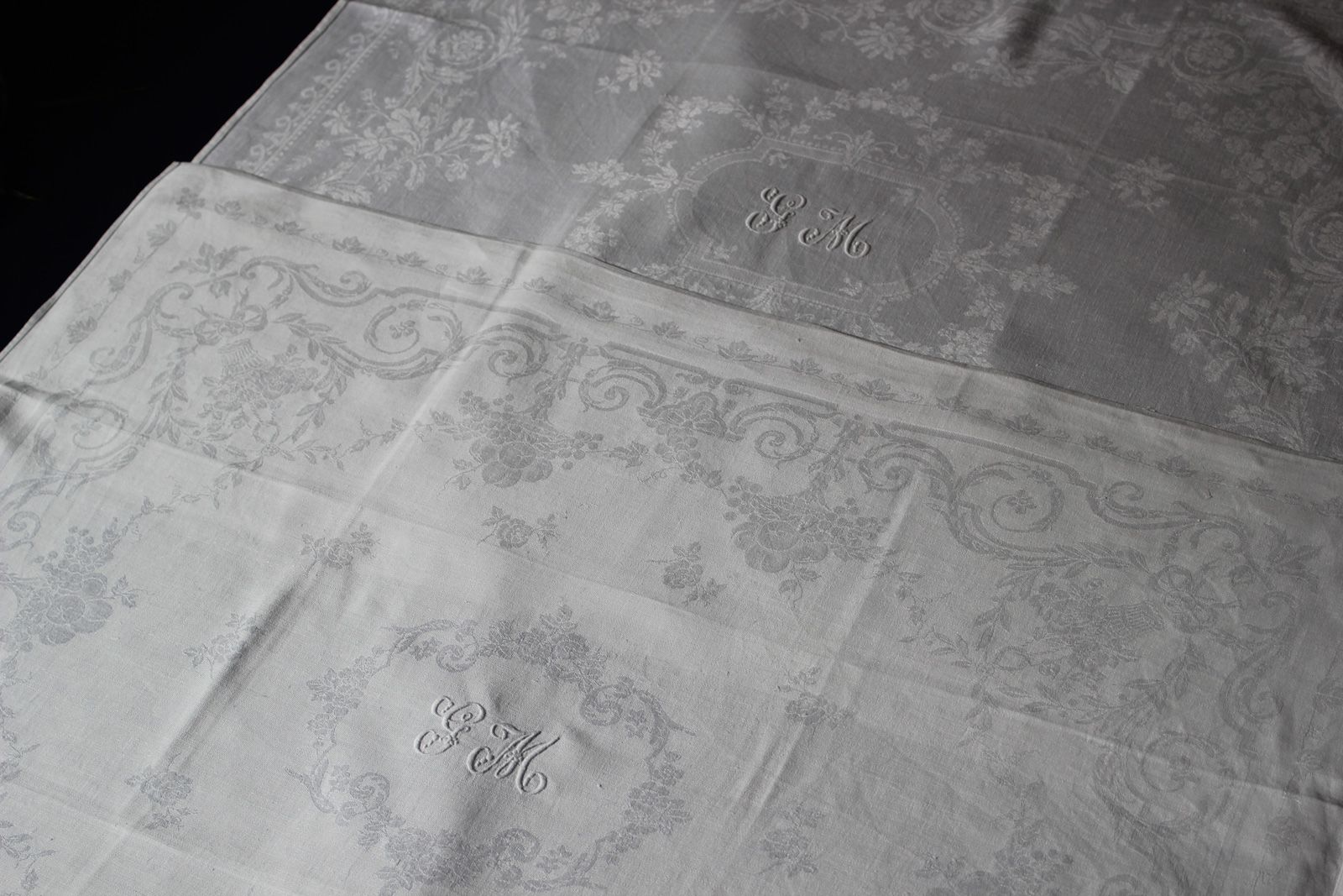 Null Dos conjuntos de doce servilletas grandes de damasco, finales del siglo XIX&hellip;