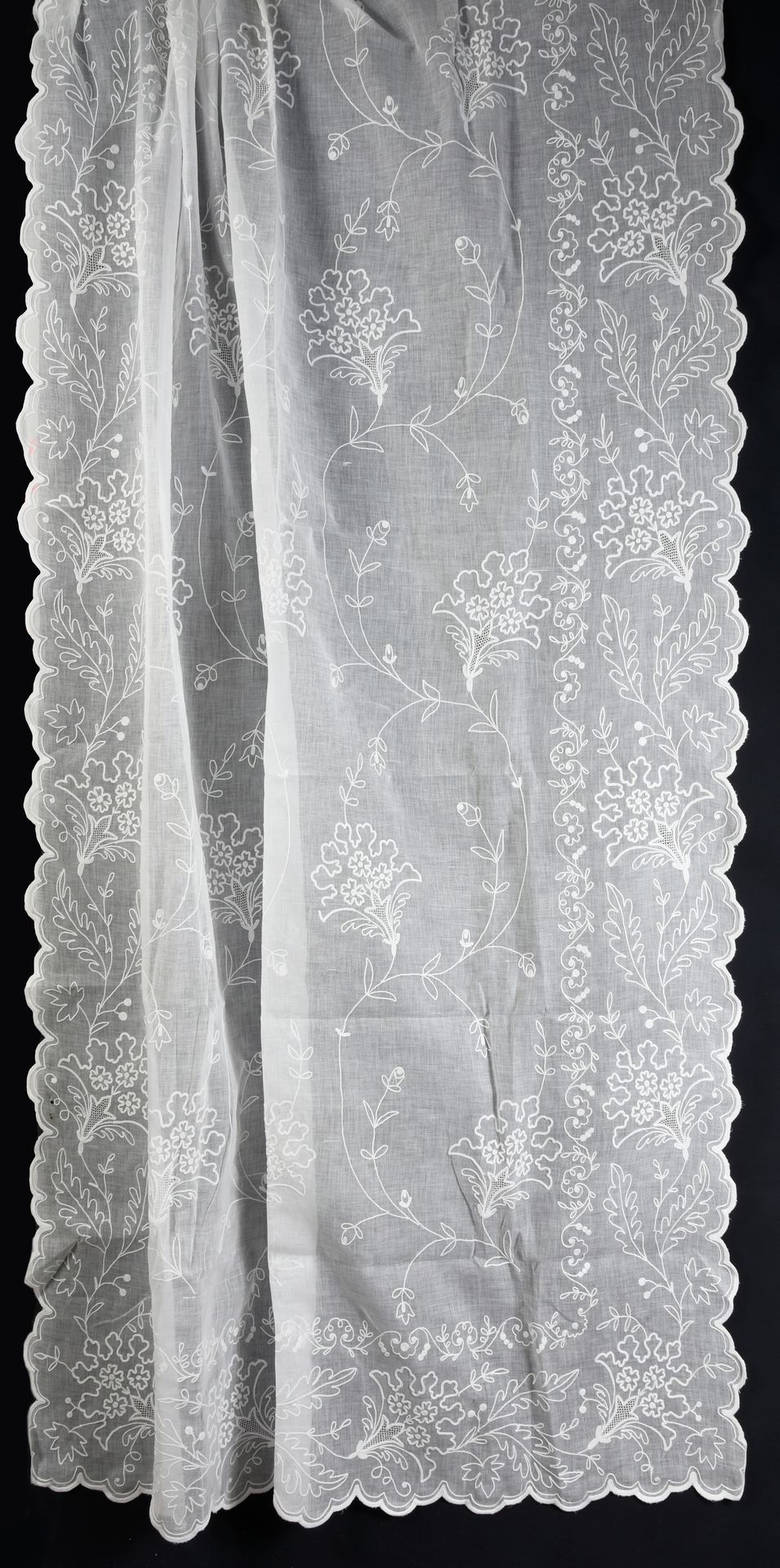 Null 一对康利的大百叶窗，19世纪下半叶。
在棉质薄纱上用链式针法手工刺绣，装饰着多枝盛开的花和叶子，两边和底部的花和叶子楣上有三个扇形的边框。尺寸：3米 &hellip;