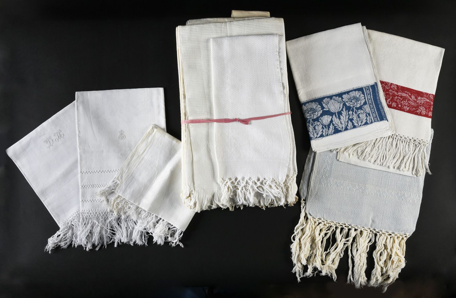 Null 十四条毛巾，19世纪末和20世纪初。
其中五条是蜂窝状和两端的大马士革带，三条是大马士革，两条有精细的刺绣人物，三条是双色的，还有三条是其他。