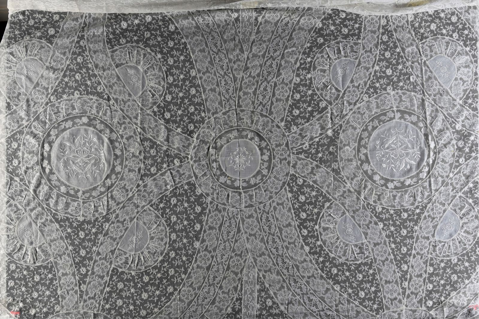 Null 
在手工刺绣的亚麻布上有花卉图案和瓦伦西亚花边和刺绣薄纱的entredeux，直径2,40米x 1,58米（状况良好，罕见的小部分脱落，边缘有一个撕裂&hellip;