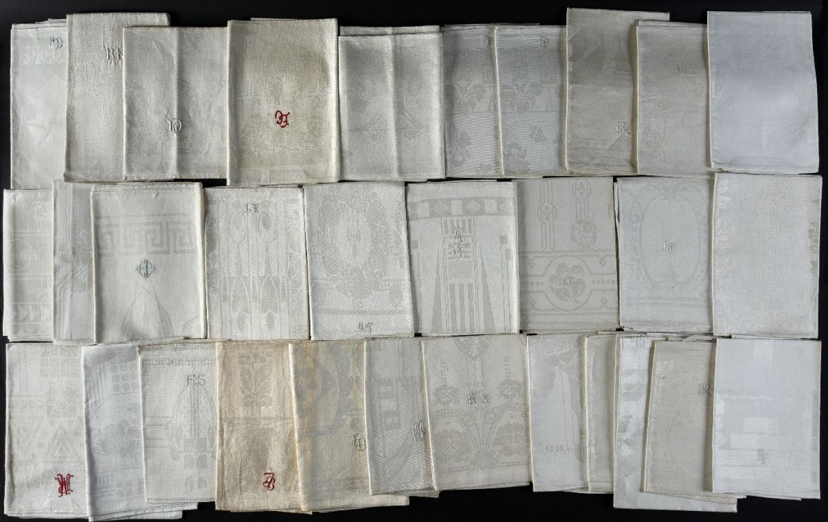 Null 30条新的大马士革长茶巾，大约在1930年。
有各种装饰，非常典型的装饰艺术，风格化的花朵和几何图案在这个时期非常有代表性，大多数绣有一个白色的人物。&hellip;