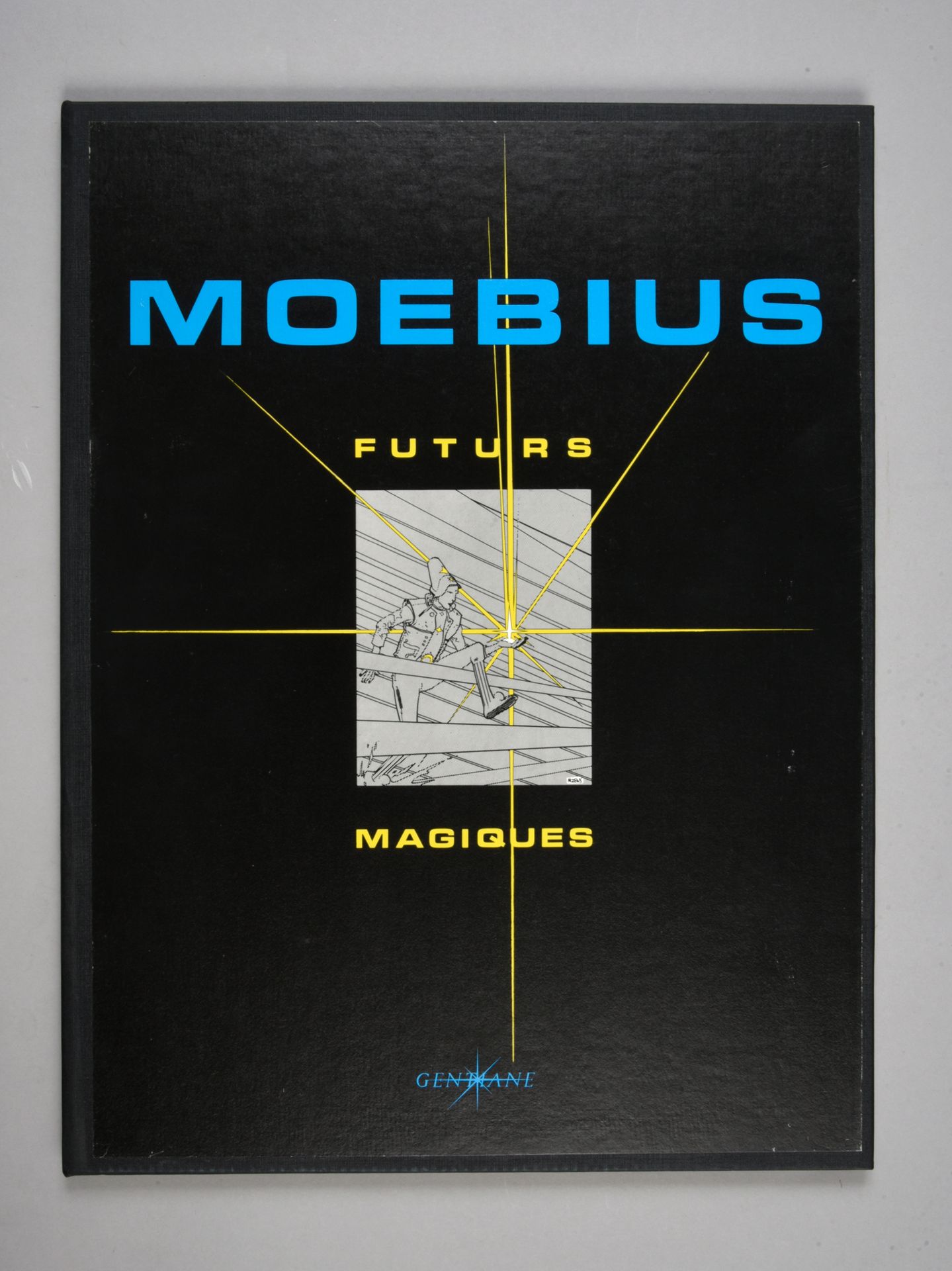 MOEBIUS 
，状况良好，内容完整。署名莫比乌斯，有编号。1983年由Gentiane出版。一套12张的作品集，其中4页是黑白的文字，8页是彩色的图画。外部&hellip;