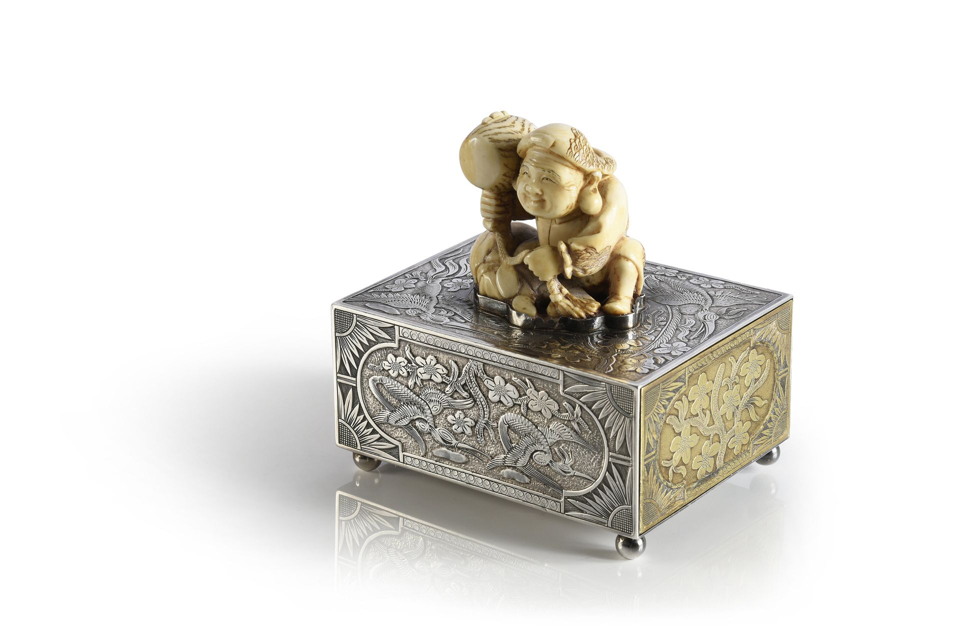PASQUE 7 rue de la Paix.
银质和925e银质及镀金火柴盒，雕刻有日本风格的装饰，盖子上装饰有象牙网状物。
约1900/1910.
高：8&hellip;