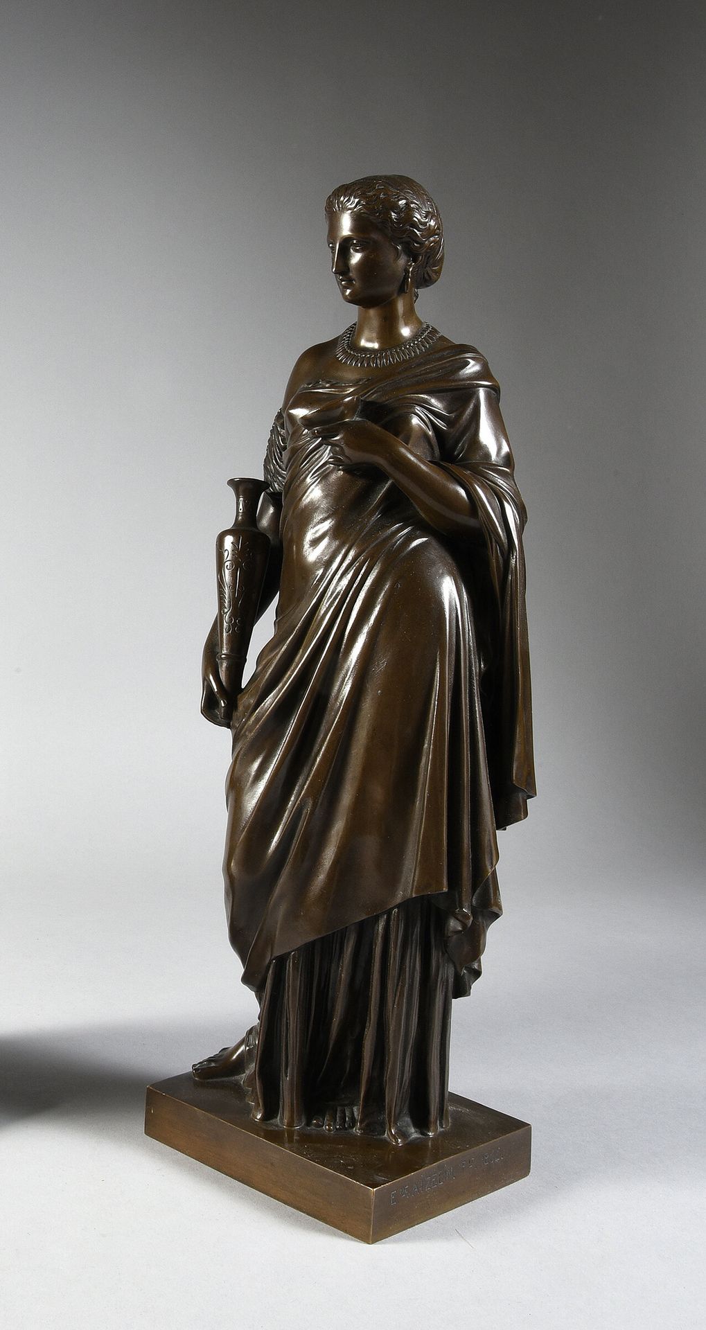 Eugène-Antoine AIZELIN (1821 - 1902) 
Femme drapée tenant une coupe et une ampho&hellip;