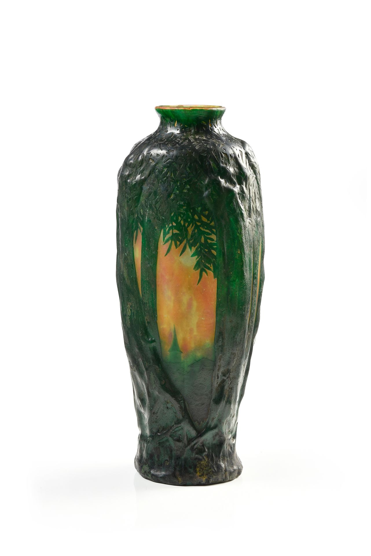 DAUM Nancy 
Vase à corps ovoïde en verre multicouche à décor d'un paysage forest&hellip;