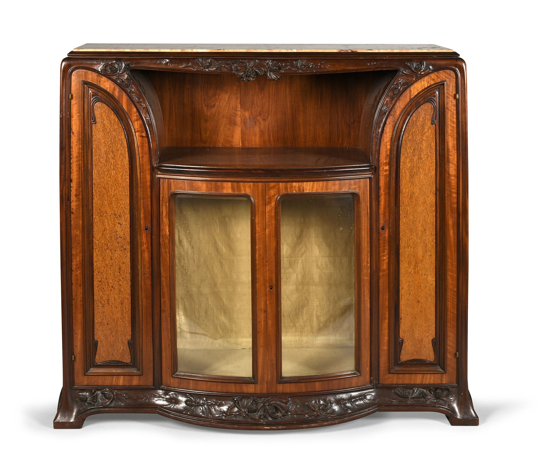 Louis MAJORELLE (1859 - 1926) 
一件红木雕花模制的"松树"边柜，开有两扇侧门，龛下有两扇中央玻璃门。
高：121.5厘米，宽：12&hellip;