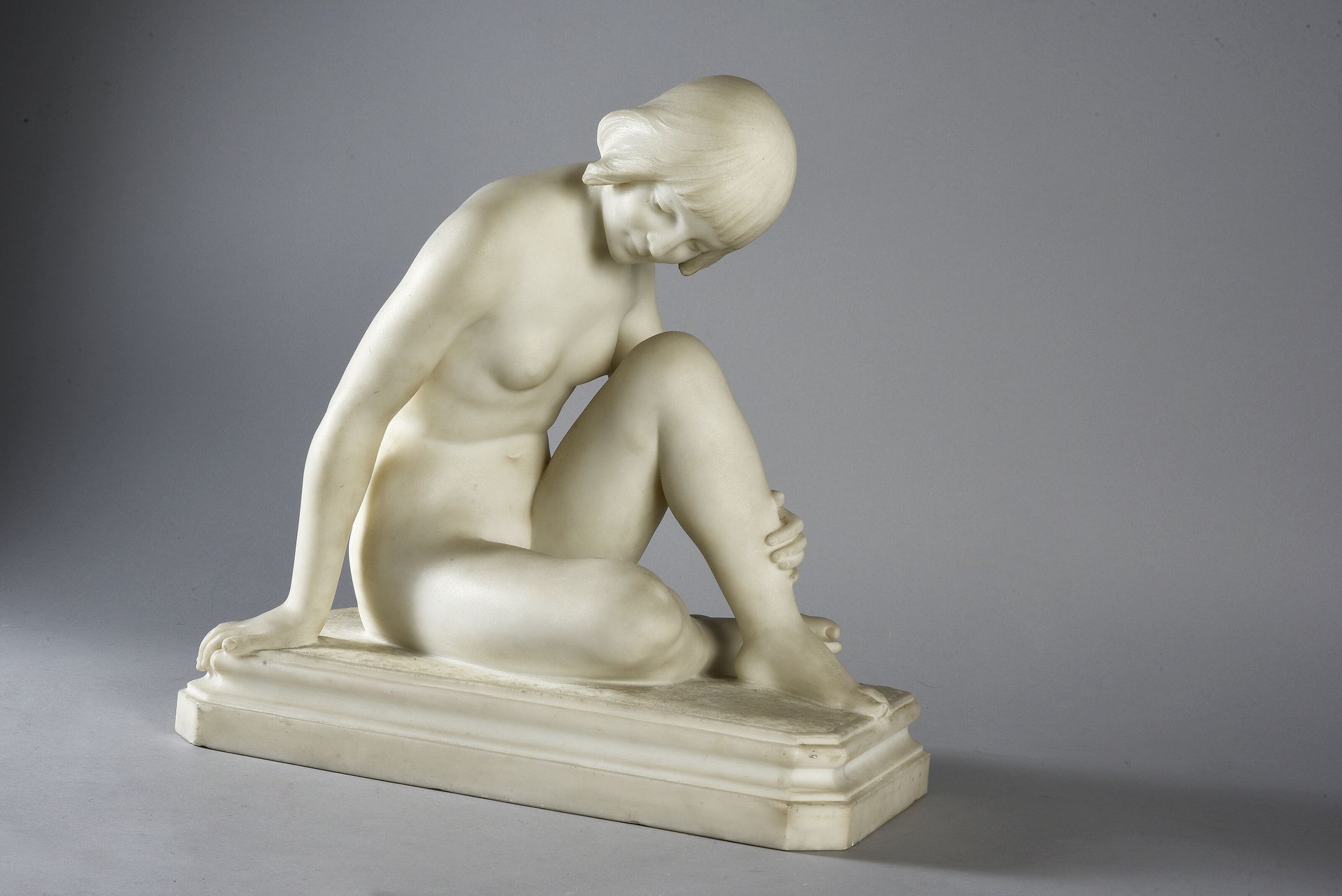 Maurice GUIRAUD-RIVIERE (1881 - 1947) 
年轻裸体女人。
白色大理石，署名露台，日期为1902年。
高：38厘米，长：37厘&hellip;