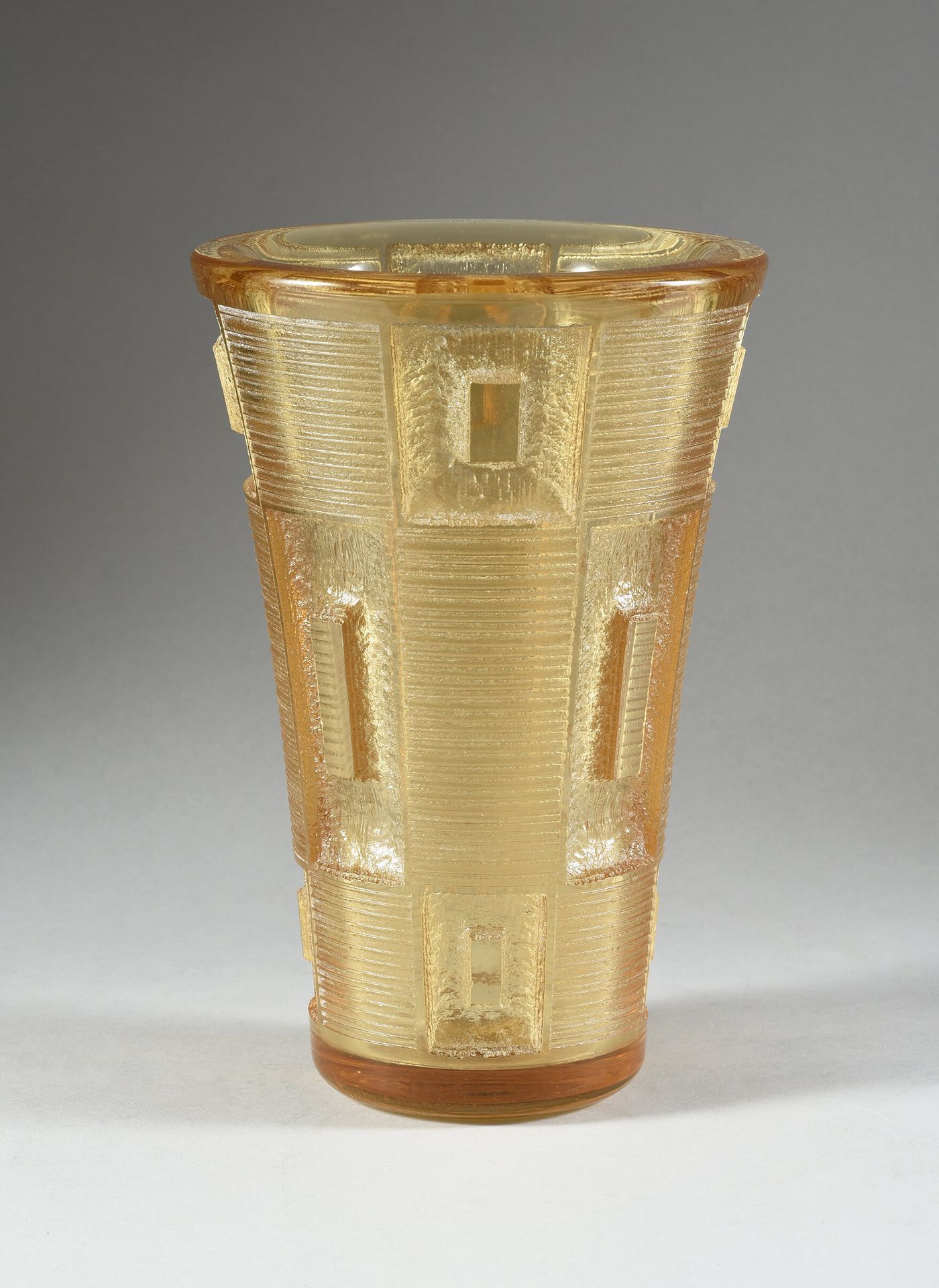 DAUM NANCY FRANCE 
喇叭形的黄色玻璃花瓶，深深的几何图案，酸蚀。
约1930年。
高：25.5厘米。