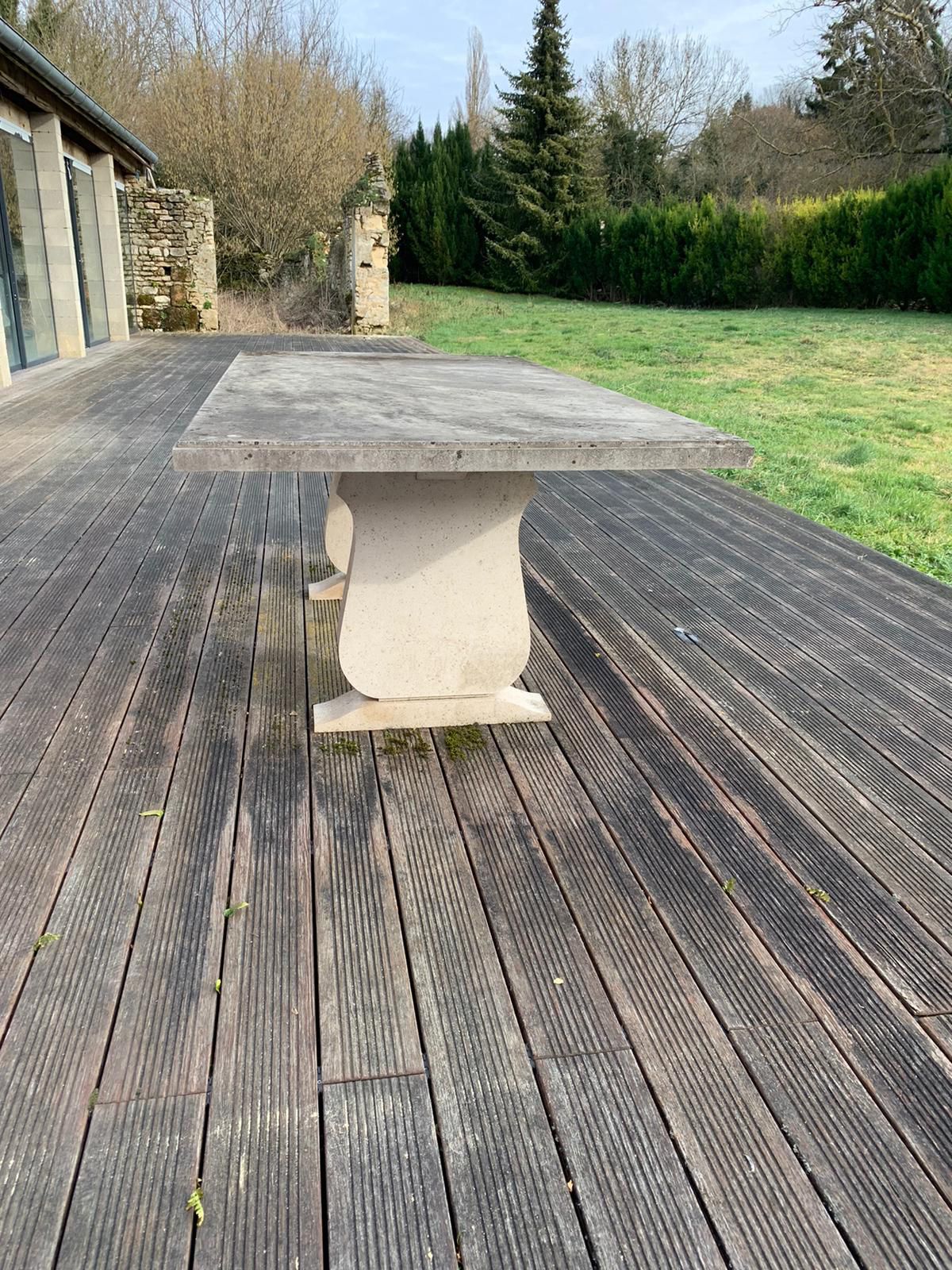 Jean-Charles MOREUX 漂亮的餐桌，长方形的桌面，它放在两个大的镶板腿上，边上有弧度，底座是doucine。(事故，桌子存放在外面，上面要重新抛&hellip;