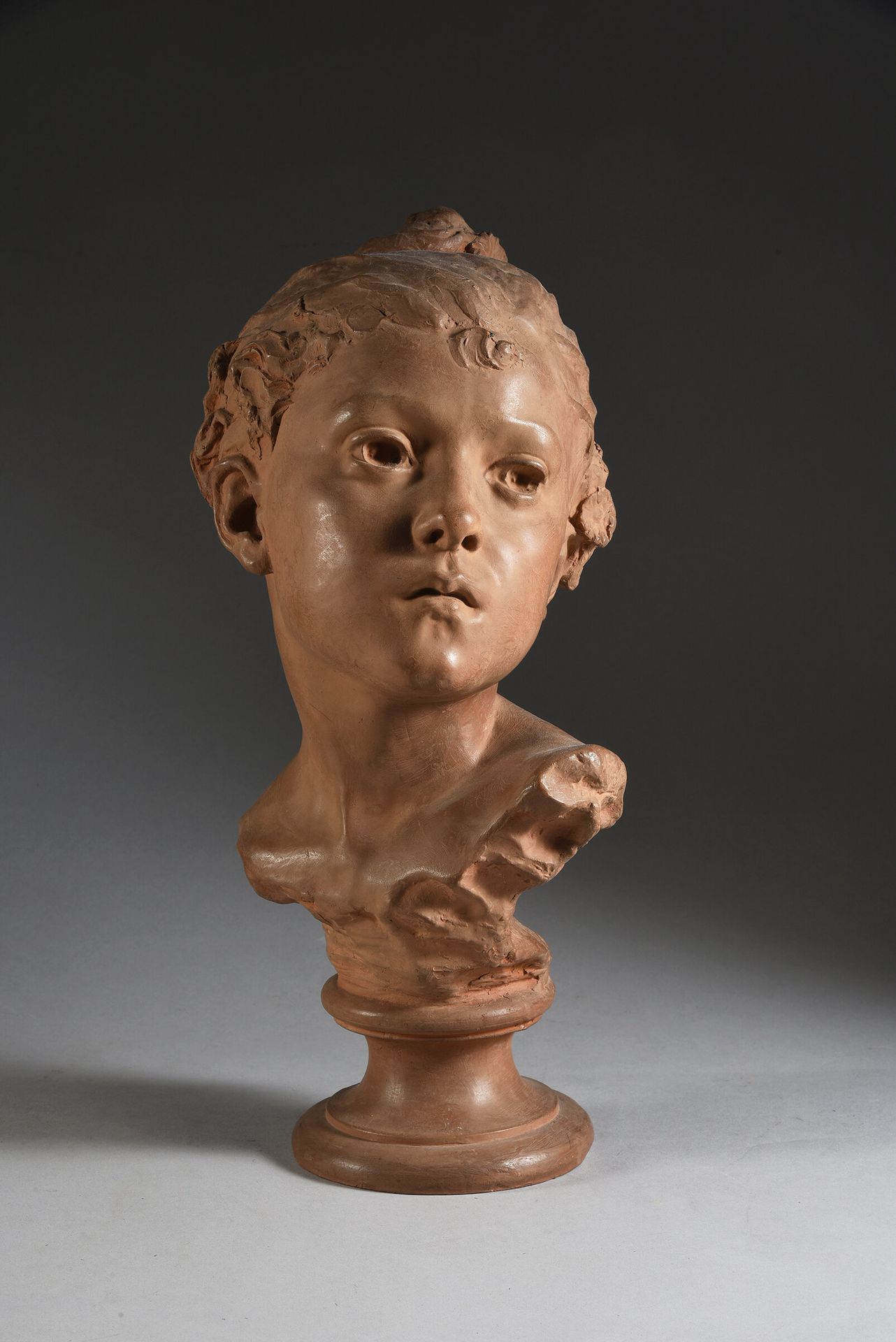 Jules DESBOIS (1851 - 1935) 
Buste de jeune fille.
Epreuve en terre cuite.
H. : &hellip;
