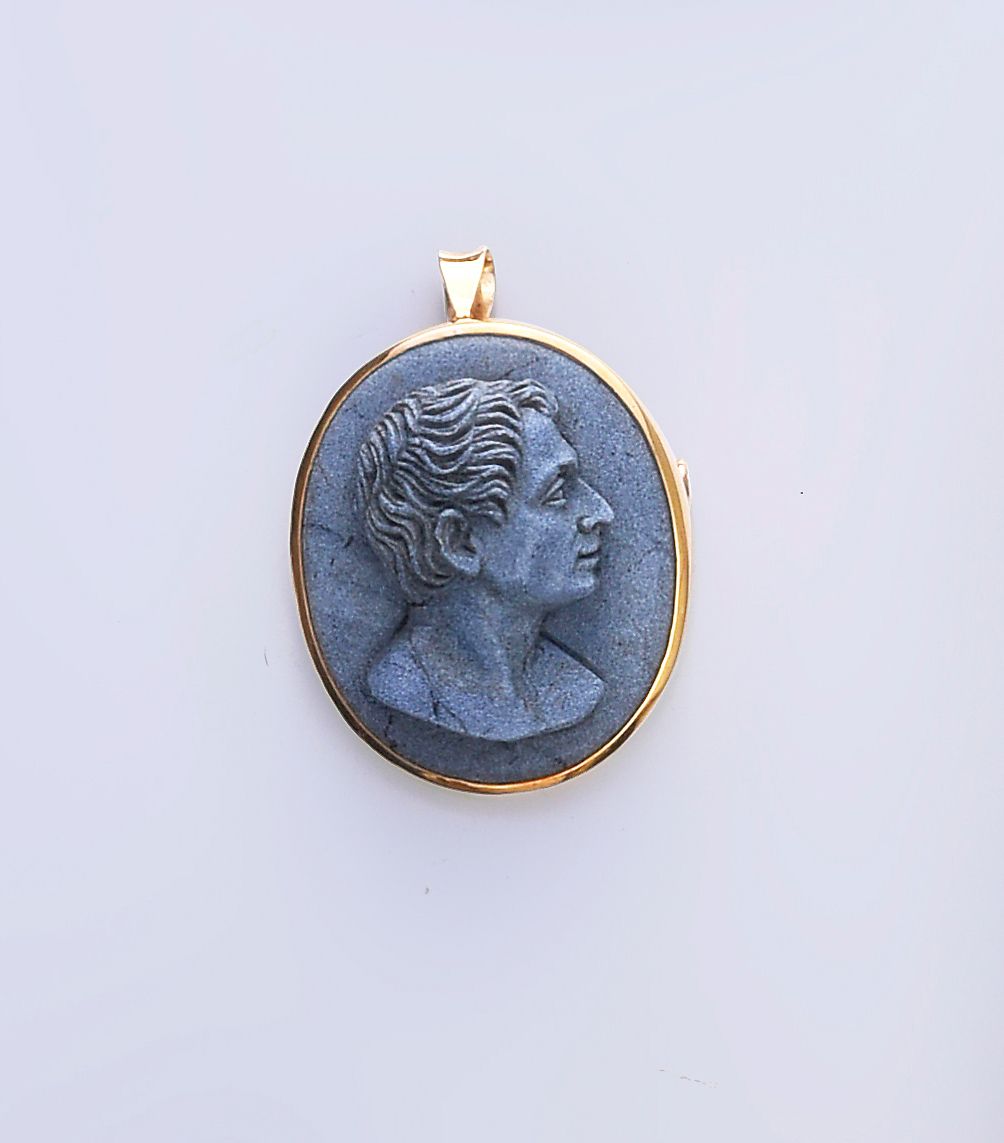 Null Pendentif/broche en pierre de lave bleu gris orné d'un profil de philosophe&hellip;
