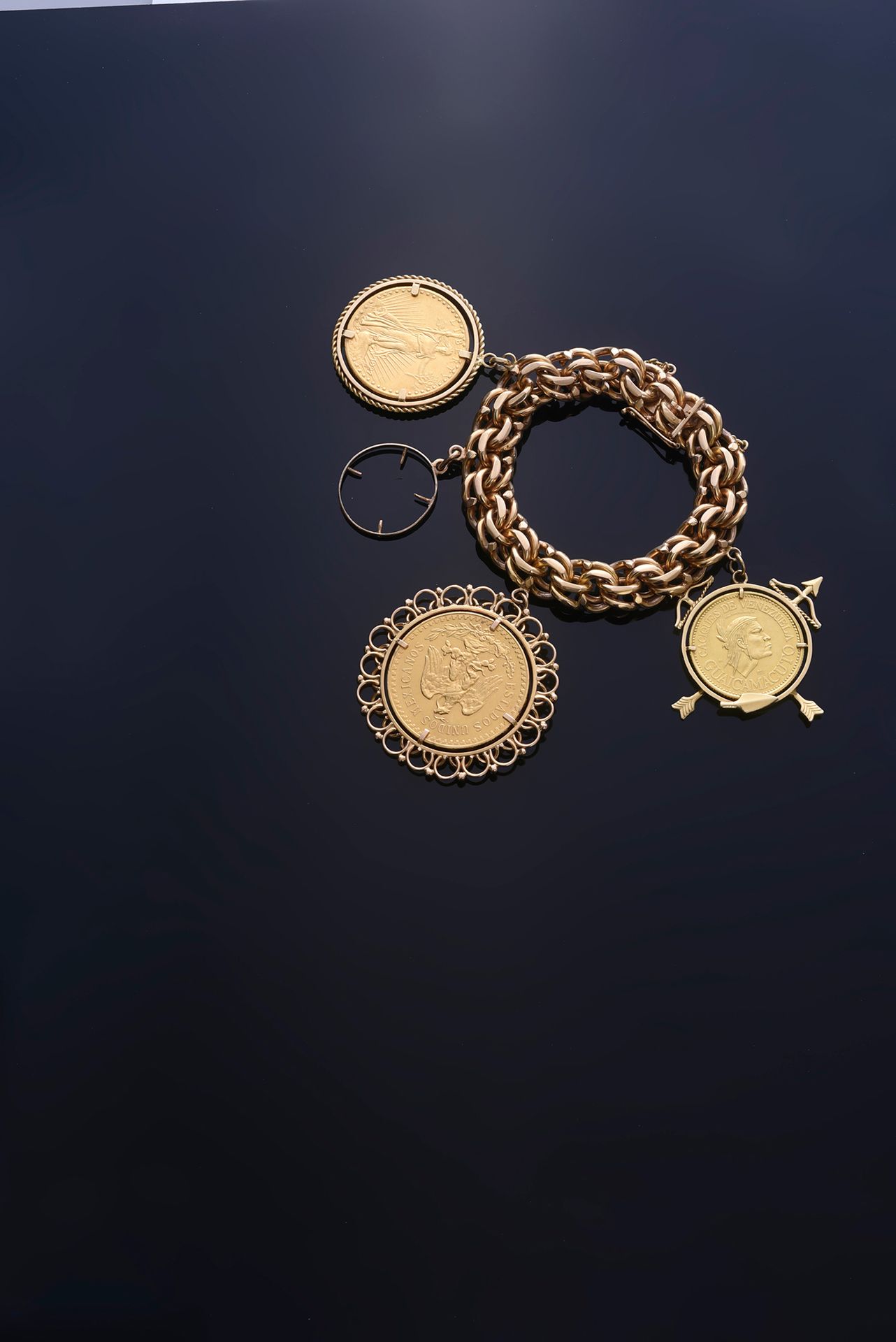 Null Bracelet gourmette à maille américaine en or 750e, il est orné de pièces se&hellip;