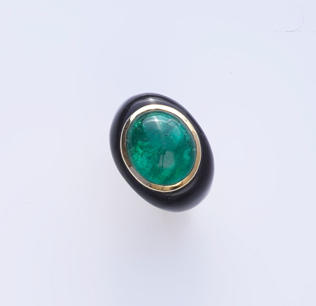 Null Bague en or 750e, sertie d'un important cabochon d'émeraude de belle couleu&hellip;