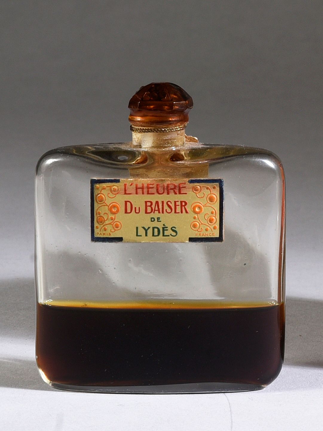 Lydès - «L'Heure du Baiser» - (1920) 
Flacon carré galbé en verre incolore press&hellip;