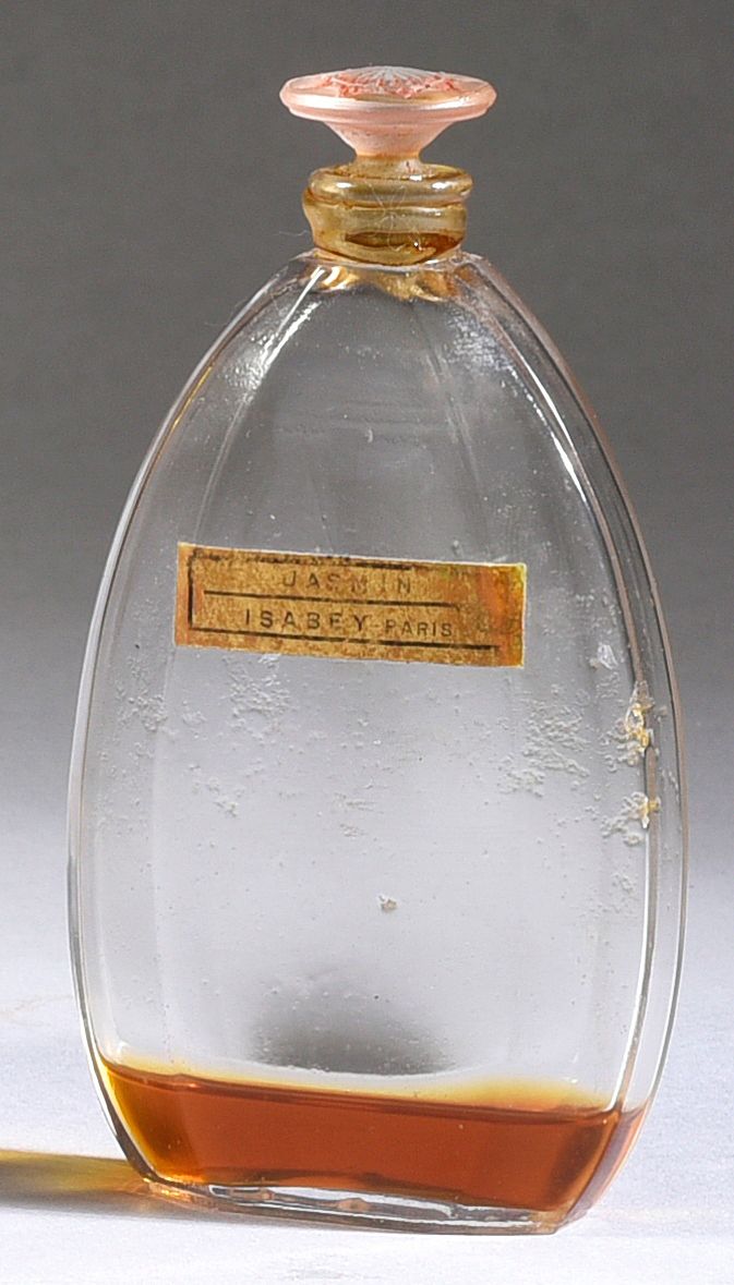 Isabey - «Jasmin» - (années 1920) 无色玻璃瓶压制的椭圆形截面，截断的椭圆形瓶身，侧面有切口，有磨砂处理的花形瓶塞，标签上有镀金&hellip;