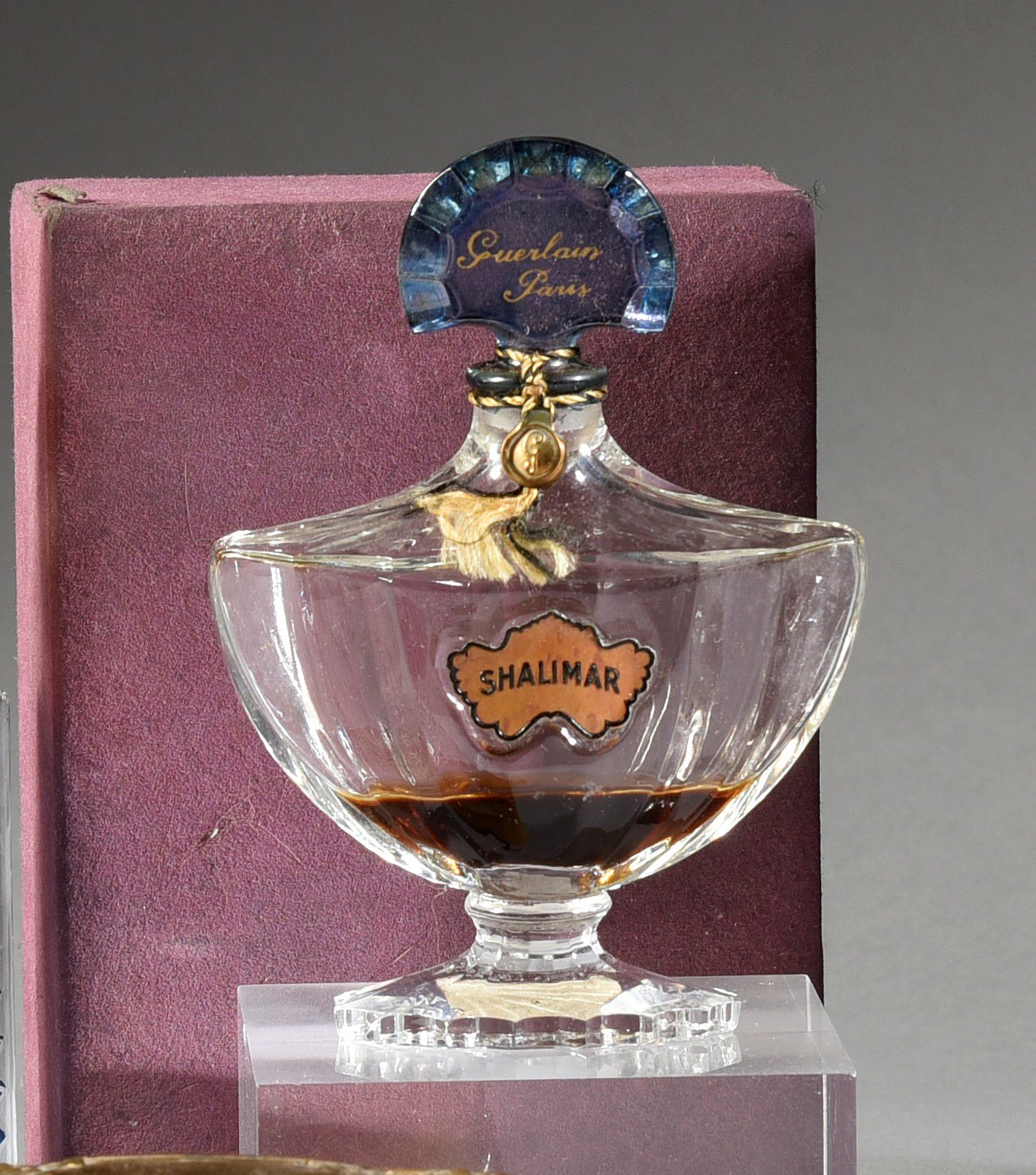 Guerlain - «Shalimar» - (1921-1925) 
这只无色的巴卡拉水晶瓶装在铺有紫色麂皮纸的白杨木盒子里，上面写着 "蝙蝠 "模型，有一&hellip;