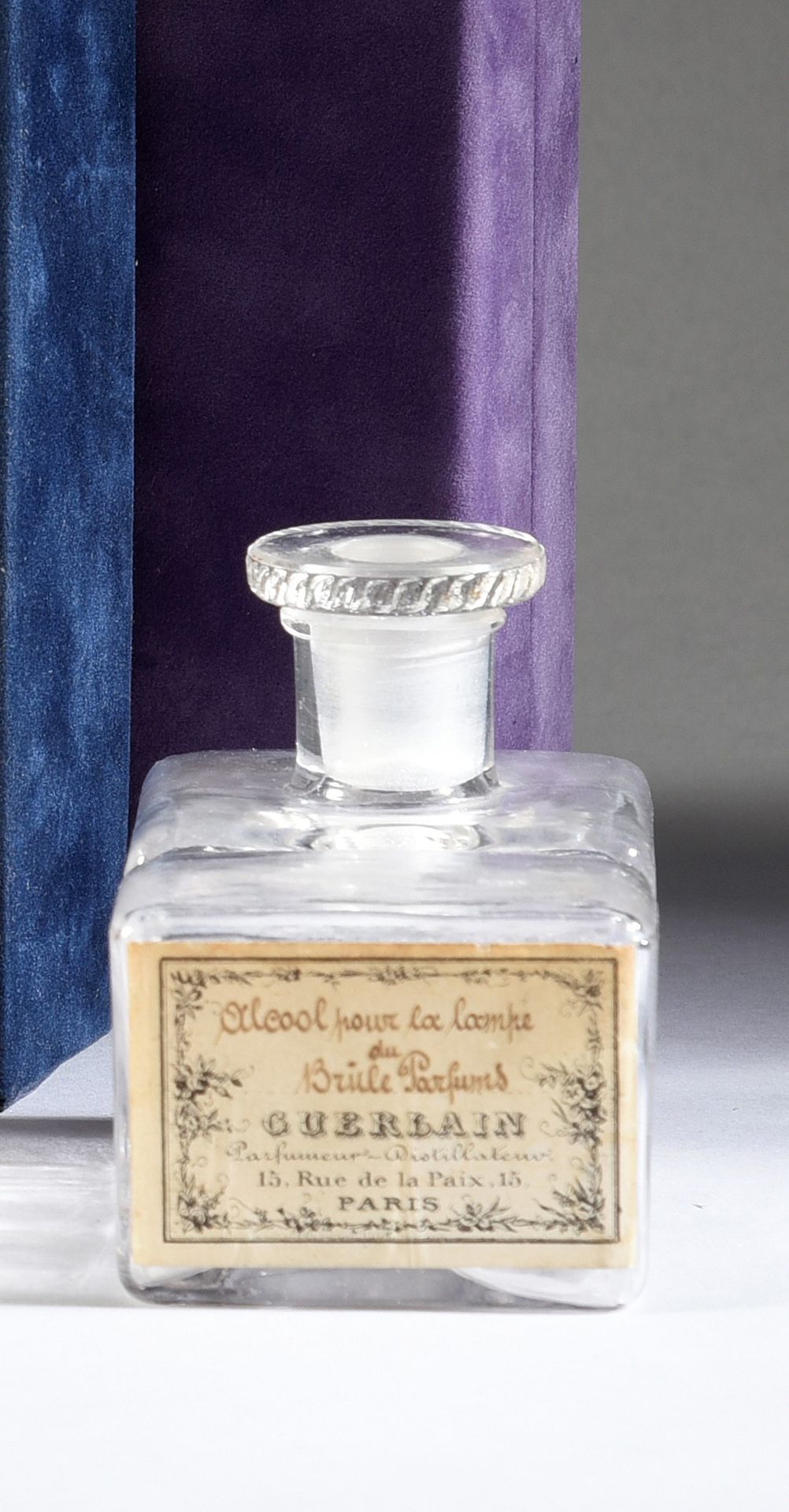 Guerlain - «Alcool à Brûler» - (1890) 
罕见的 "sabot "瓶，采用无色压制玻璃，其标签为巴黎和平街15号。Verre&hellip;