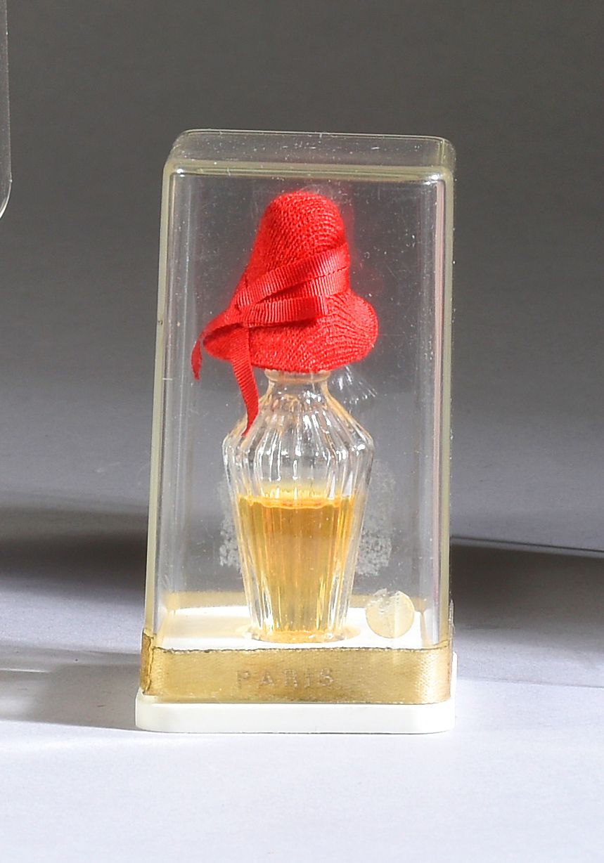 Rose Valois - «Marotte» - (années 1950) 
罕见的玻璃和树脂制成的第一尺寸的瓶子，上面有一个戴着红色毡帽的风格化的女人，在&hellip;
