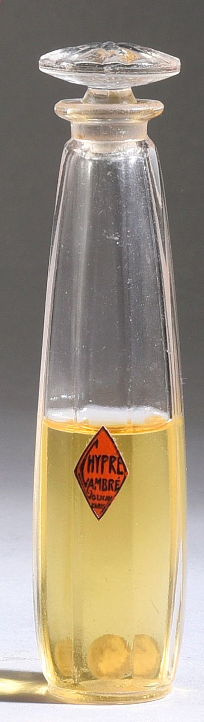 Parfums de Volnay - «Chypre Ambré» - (1920) 
Amphorenflasche aus farblosem Glas &hellip;