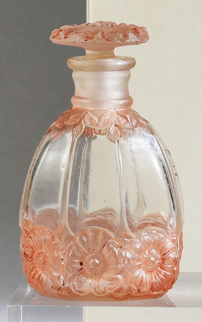 J.Giraud & fils - «FolAvril» - (années 1920) 
无色玻璃压制的椭圆形瓶身，其球状瓶身上有浮雕海葵的装饰，瓶肩上有浮雕&hellip;