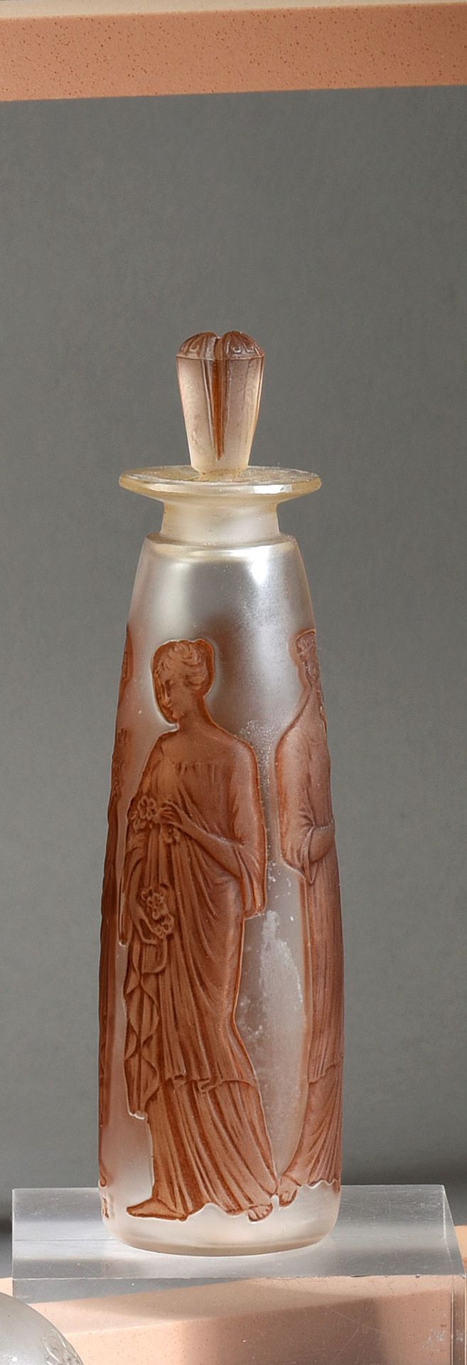 Coty - «L'Ambre Antique» - (1910) 
无色压制玻璃瓶，磨砂缎面，横截面和形状为圆柱形，瓶身有模制的四个马甲的装饰，有深褐色的光泽&hellip;
