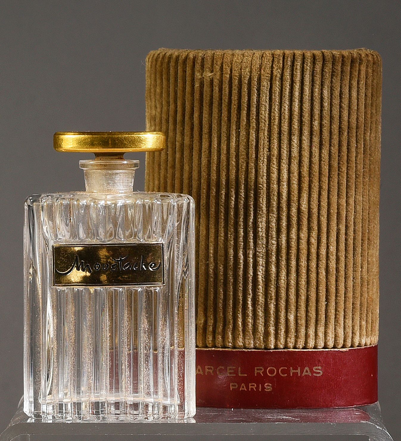 Marcel Rochas - «Moustache» - (1948) 
呈现在其椭圆形纸板箱中，内衬酒红色纸张和米色天鹅绒，无色压制玻璃瓶，带有金色标签和金&hellip;