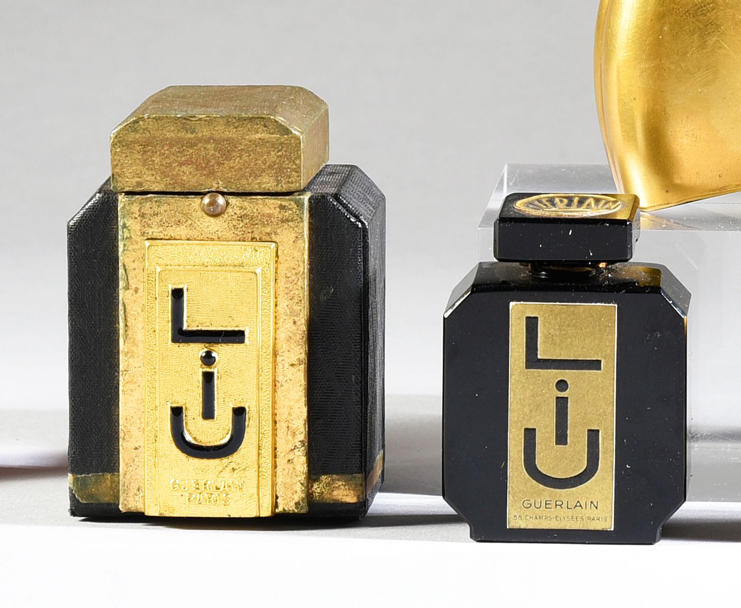 GUERLAIN - «Liu» - (1928) 
呈现在用金色和黑色纸张包裹的白杨木盒子里，标题为珐琅字母，黑色不透明的压制玻璃瓶代表中国茶叶盒，有两个金色&hellip;