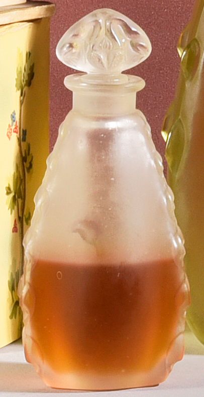 COTY - (années 1920) 
无色压制玻璃瓶，横截面为长方形，弯曲的三角形瓶身边缘饰有荆棘，磨砂瓶塞上有四条对峙的蝾螈。有编号。
由René La&hellip;