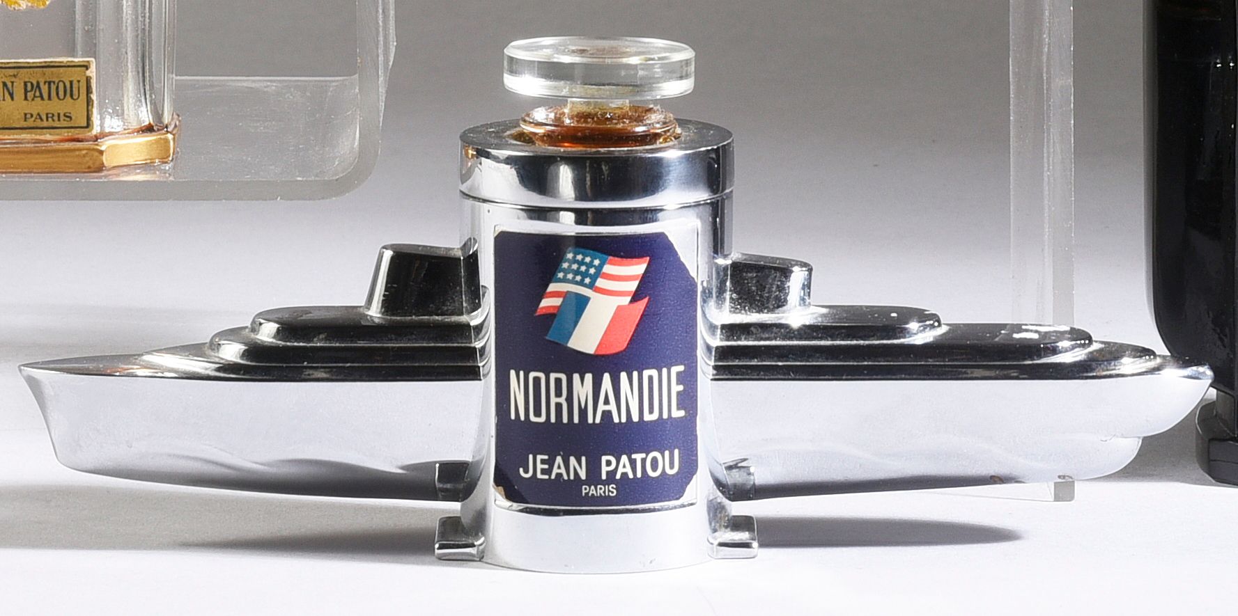 JEAN PATOU - «Normandie» - (1935) 
Flacon en verre incolore pressé moulé et méta&hellip;