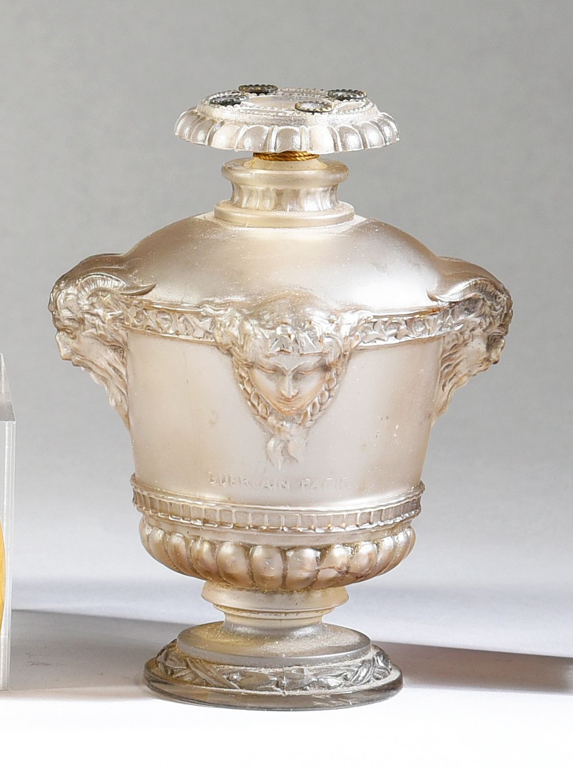 Guerlain - «Bouquet de Faunes» - (1922) 
无色压制玻璃瓶，缎面处理，描绘了一个美第奇花瓶，上面有两个动物头和两个仙女头的&hellip;