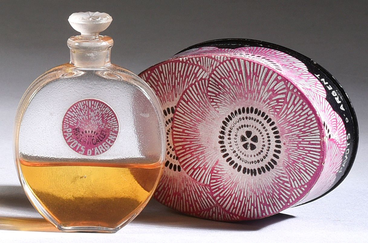 Roger & Gallet - «Pavots d'Argent» - (1922) 
这款无色玻璃瓶被压成长方形，椭圆形瓶身饰有标题标签和配套的磨砂瓶塞。
&hellip;
