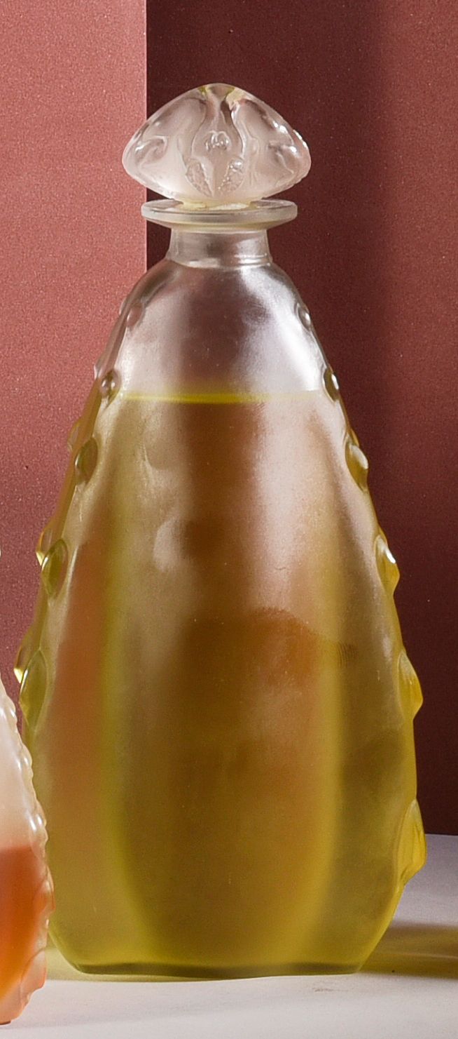 COTY - (années 1920) 
Flacon en verre incolore pressé moulé dépoli satiné de sec&hellip;