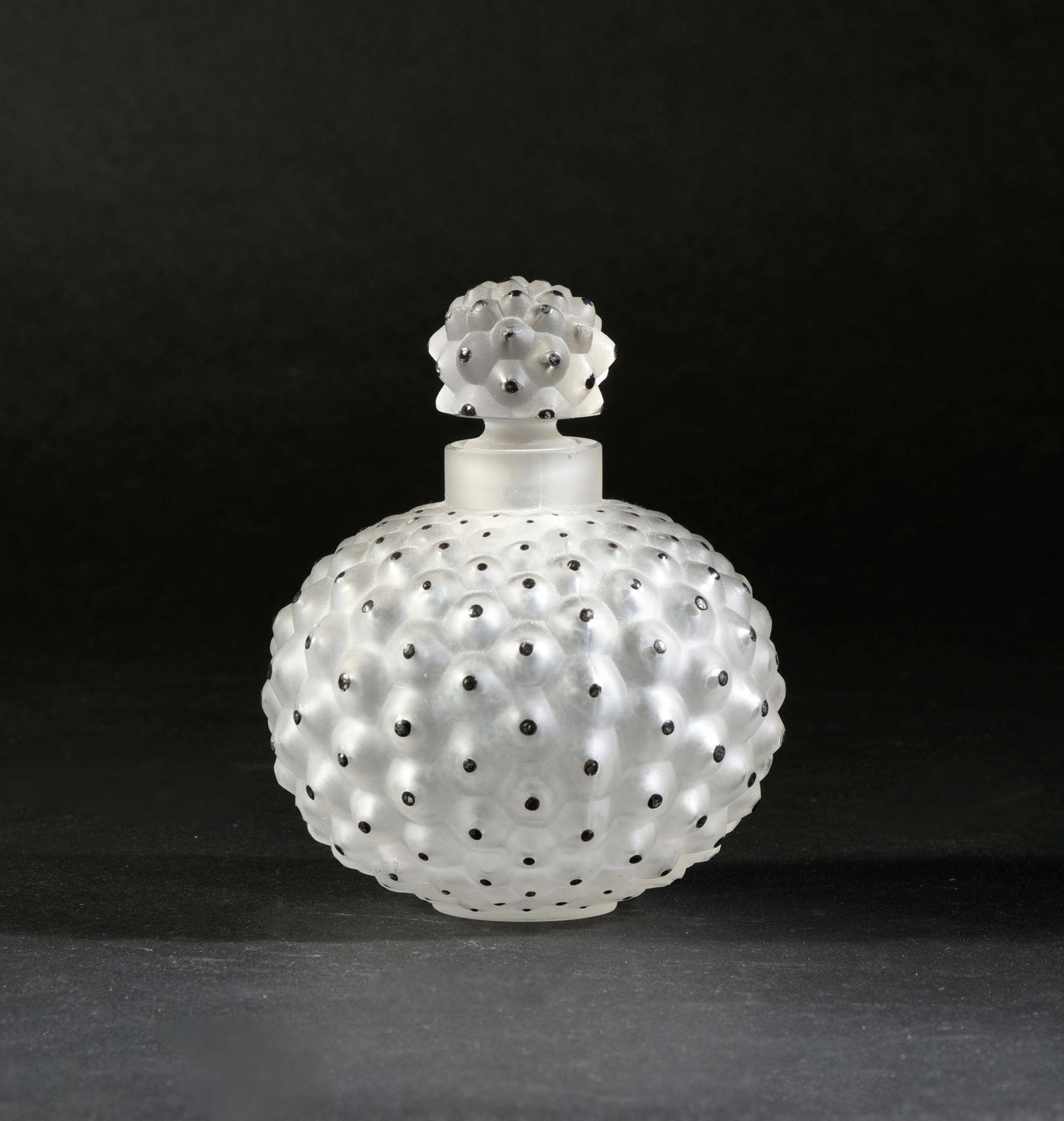 René Lalique - «Cactus» - (années 1930) 
A colourless pressed glass perfume bott&hellip;