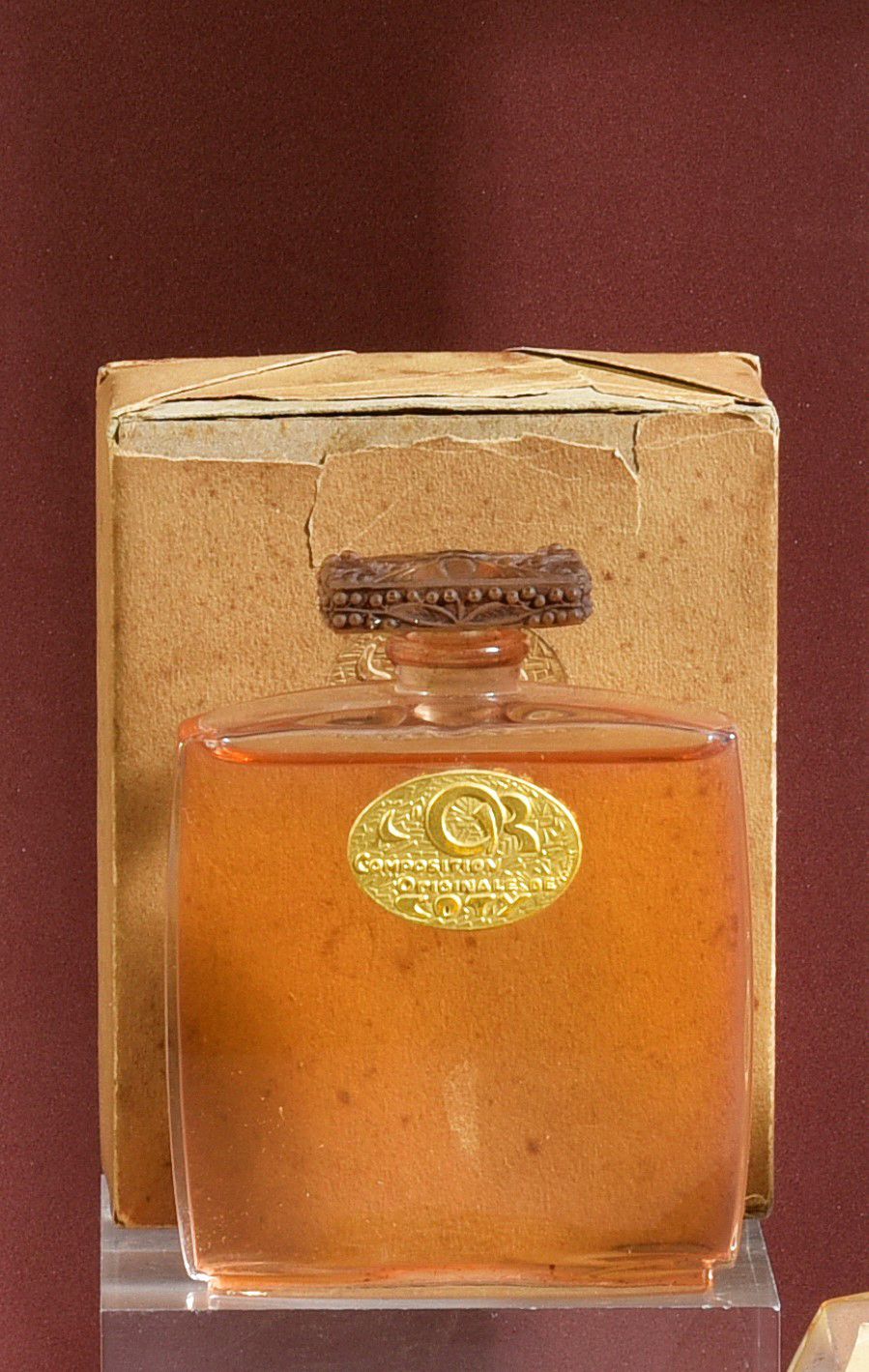 Coty - «L'Or» - (1922) 
无色玻璃瓶，横截面为长方形，瓶身为正方形，瓶颈为网状，瓶塞为长方形，上面有两只相向的蝴蝶的模制装饰，还有一个压印&hellip;
