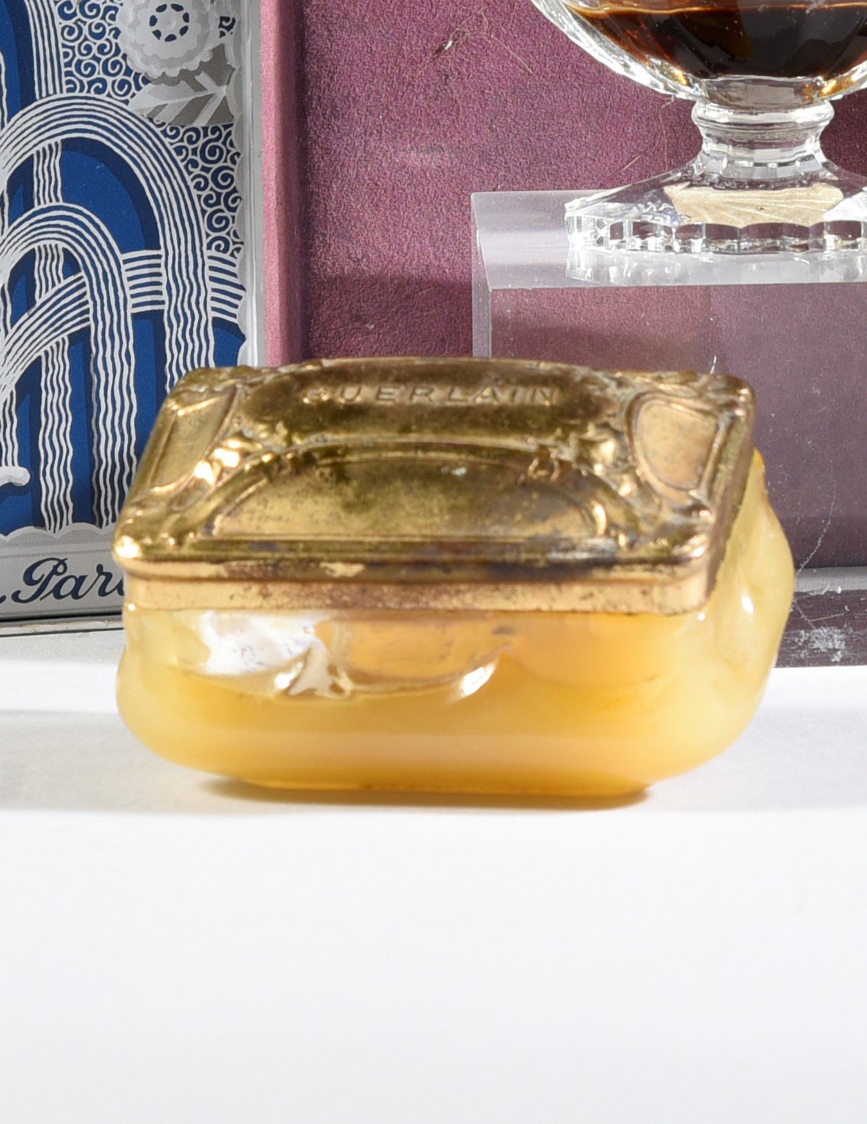 Guerlain - «Brillantine Djedi» - (années 1930) 
无色压制的长方形玻璃盒，其铜盖上印有巴洛克设计，有标题，有标签。&hellip;