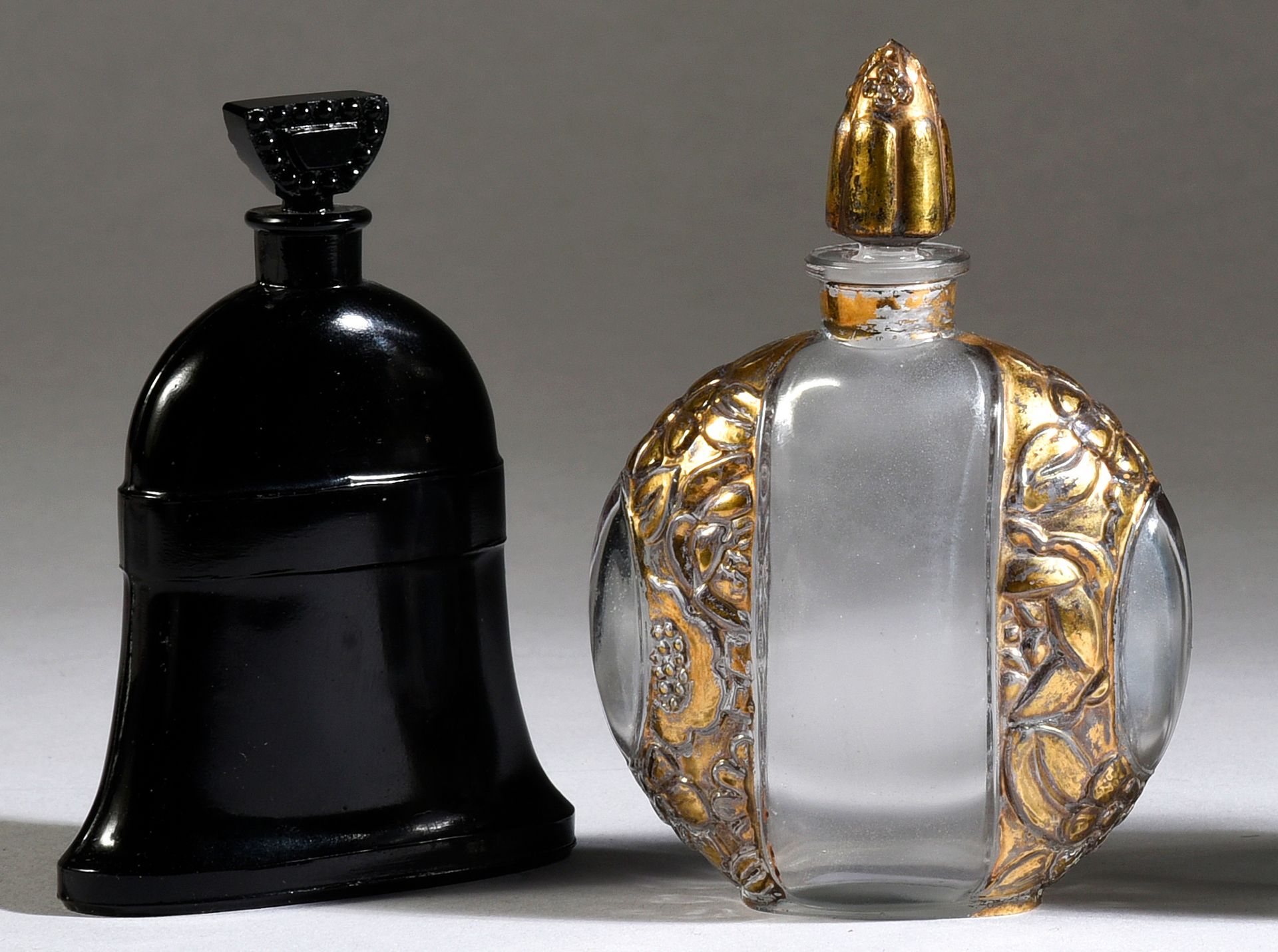 Molinard - (années 1920-1930) 
拍品包括一个黑色不透明的压制玻璃瓶，上面有一个为 "Cloches de Noël "香水设计的铃&hellip;