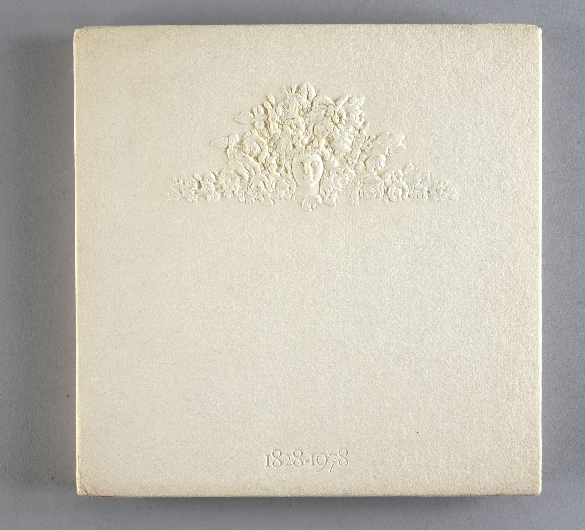 Guerlain - (1828-1978) 
，为该院员工出版的一百五十周年纪念册，图文并茂，由Elisabeth Sirot撰写，约100页，压花羊皮纸封面&hellip;