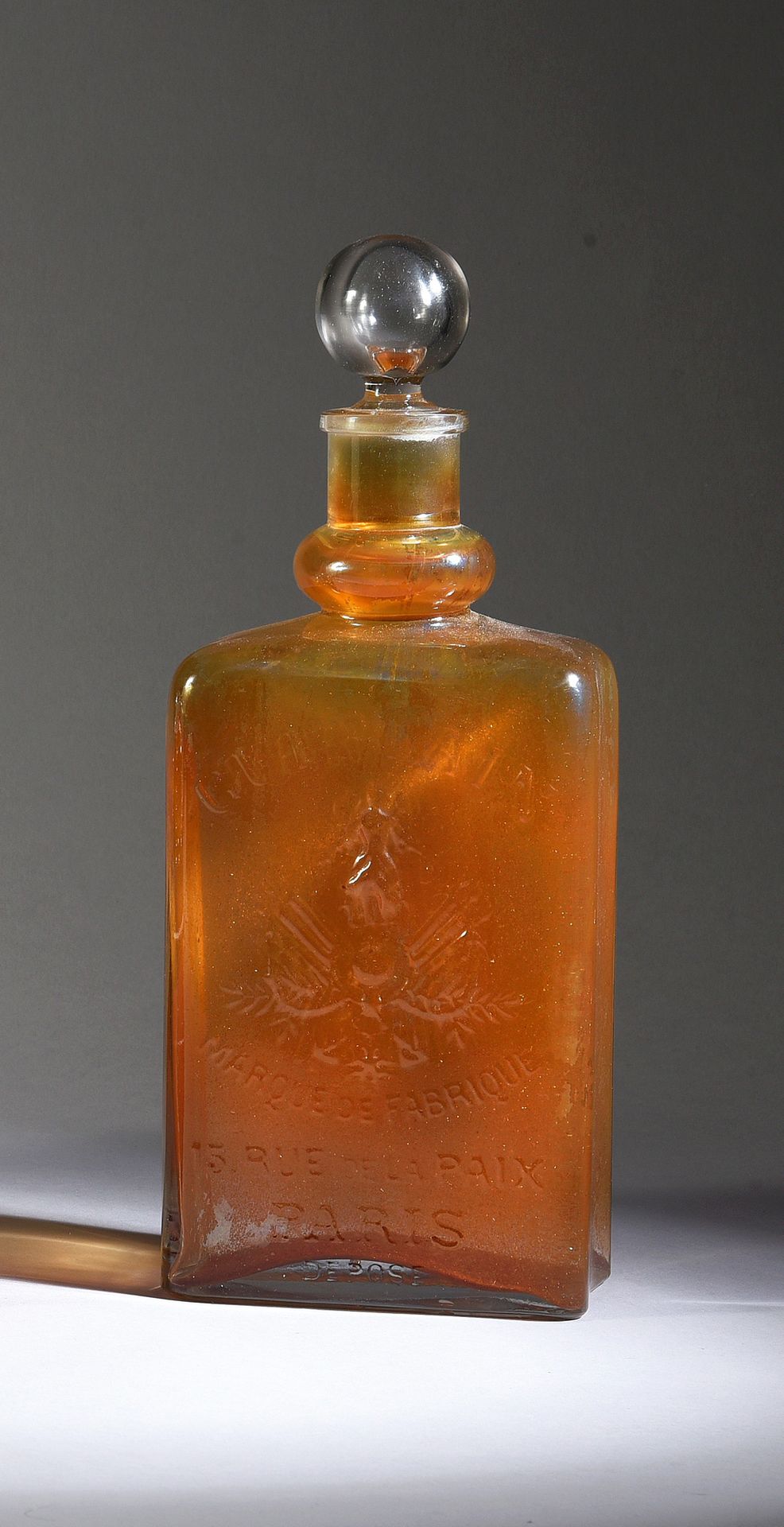 Guerlain - (années 1880-1900) 
Importante bottiglia carafon in vetro incolore a &hellip;