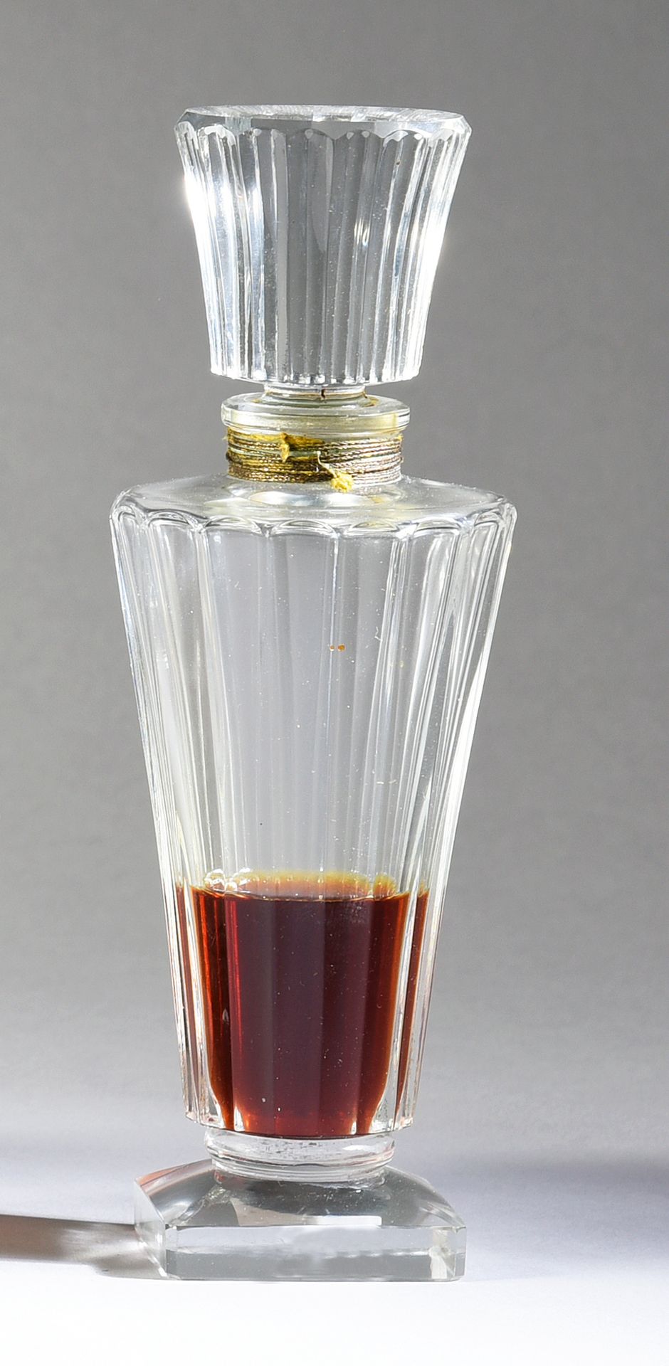 Guerlain - «Fleur de Feu» - (1948) 
Colorless pressed glass bottle "umbrella" mo&hellip;