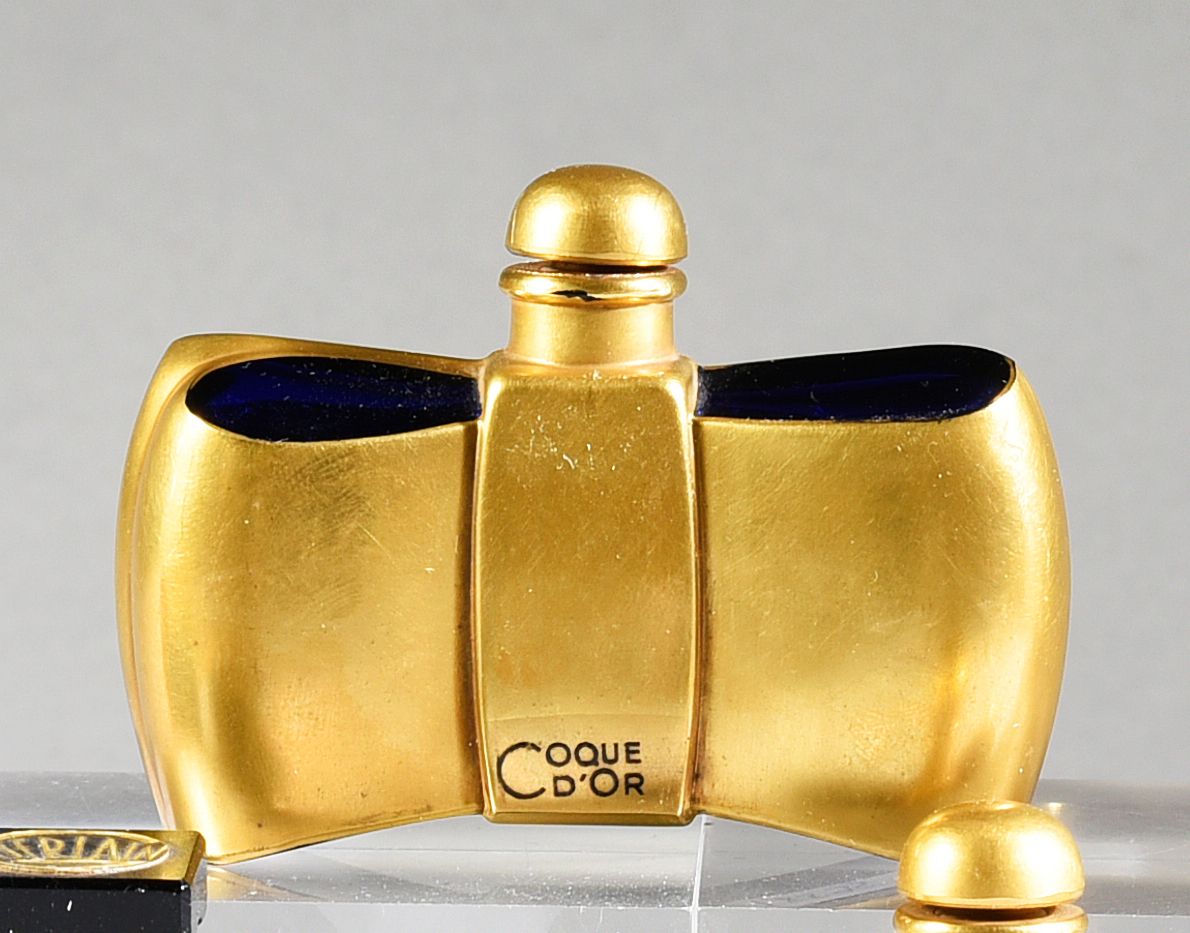 GUERLAIN - «Coque d'Or» - (1937) 
Flacon en verre teinté bleu nuit pressé moulé &hellip;