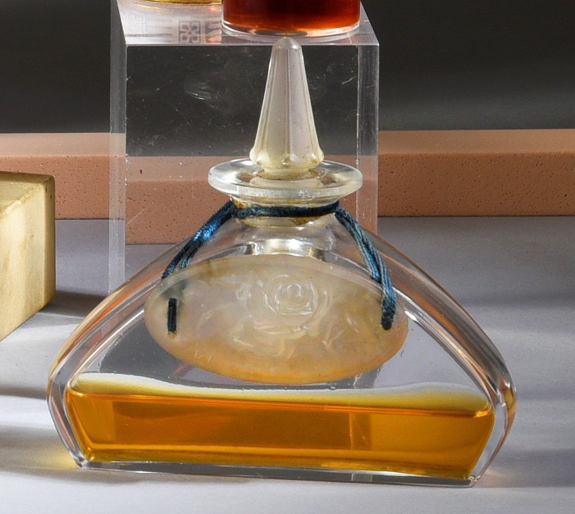 Coty - «Ambréine» - (années 1910) 
Flacon en verre massif incolore pressé moulé &hellip;