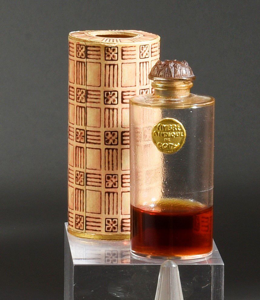 COTY - (années 1920) 
拍品包括用黑色摩洛哥纸覆盖的白杨木盒子，里面是米色的缎子，装着旅行用的喷雾瓶，一个同样结构的旅行盒，里面装着三个带铜&hellip;
